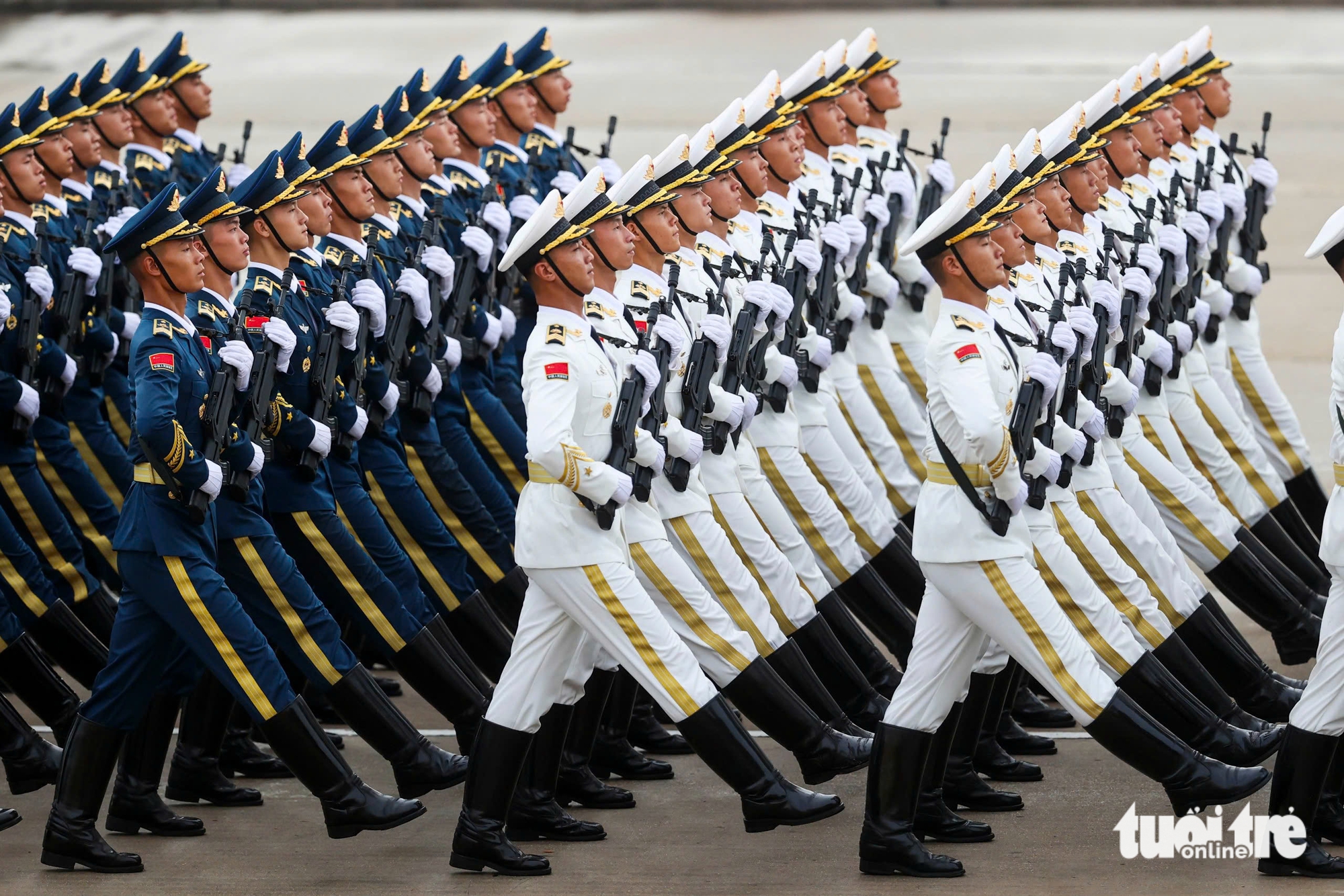 俄罗斯、中国、老挝、柬埔寨军人在巴亭广场阔步前行的画面