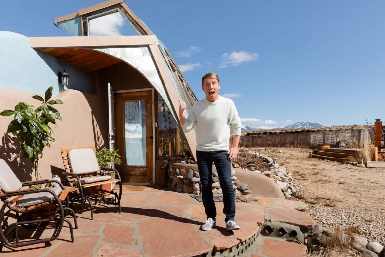 参观新墨西哥州奇特的自给自足绿色Earthship房屋
