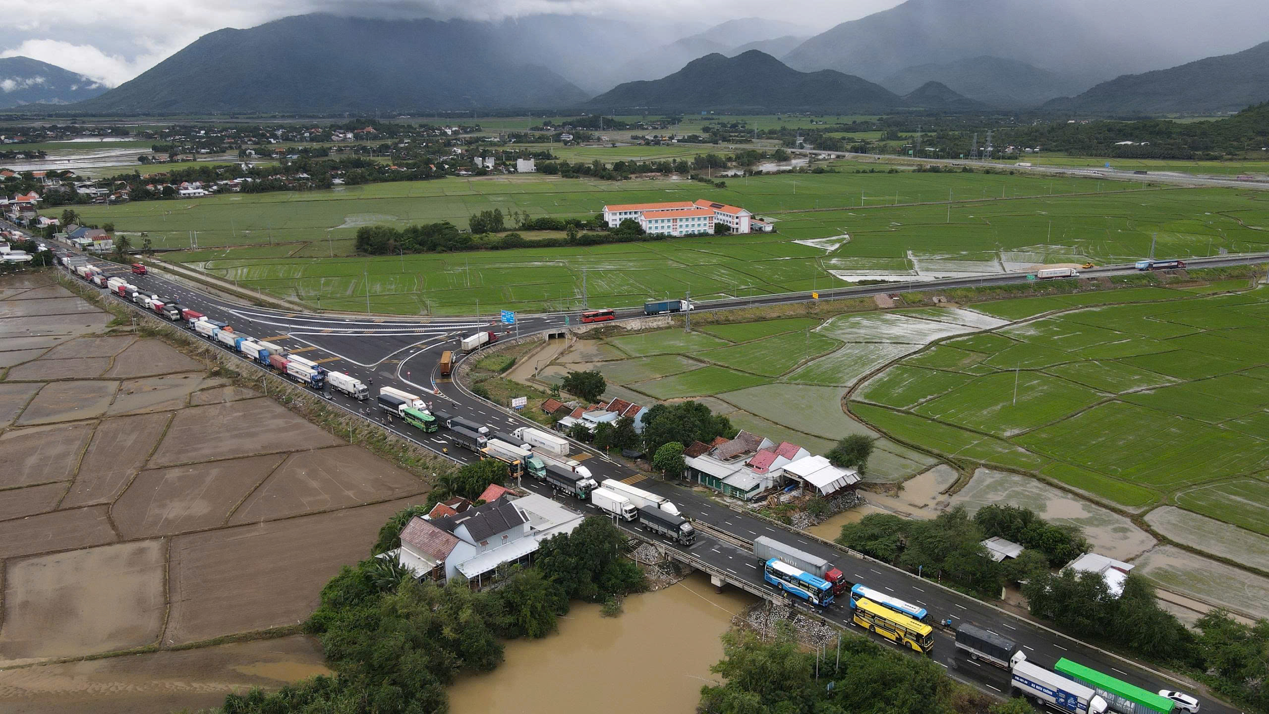 从胡志明市到庆和省、旧富安省、旧平定省的国道1号和高速公路交通状况如何？