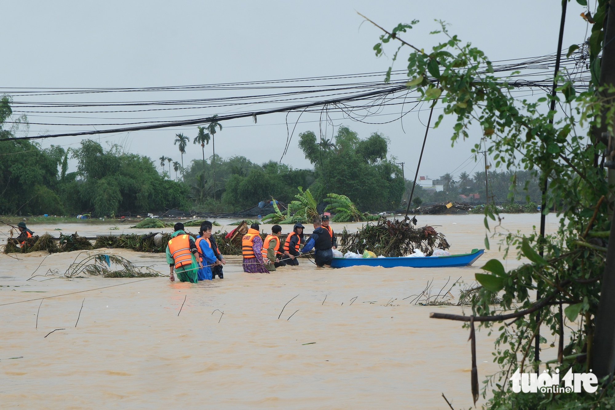 在洪水中浸泡两天后，庆和省延庆县国道1号沿线的1000户居民被疏散