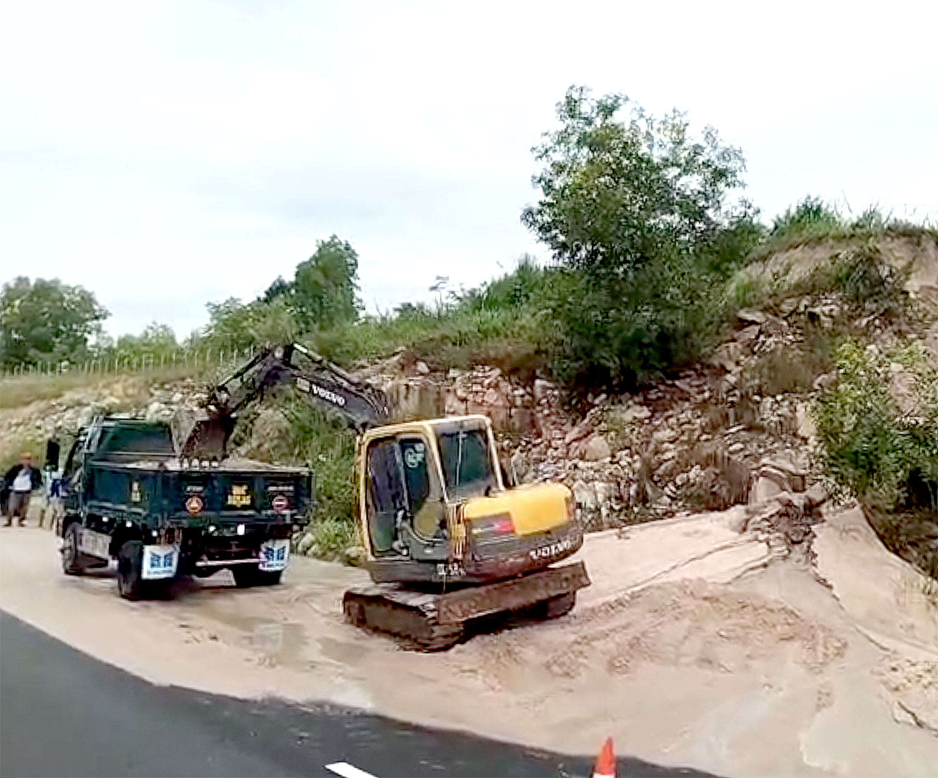 沙子再次淹没永好-潘切高速公路
