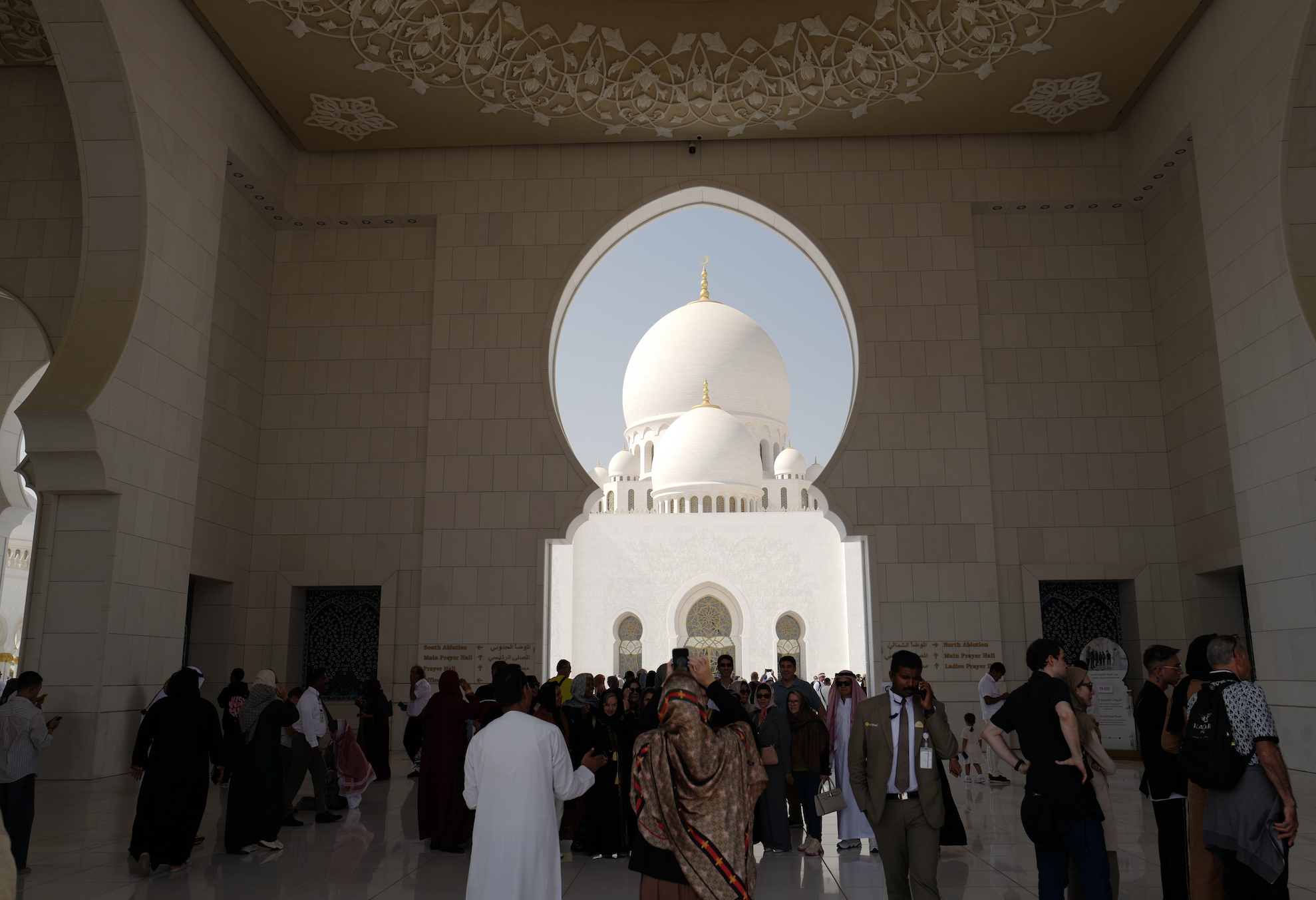 许多游客的习惯在阿联酋最大的清真寺被禁止