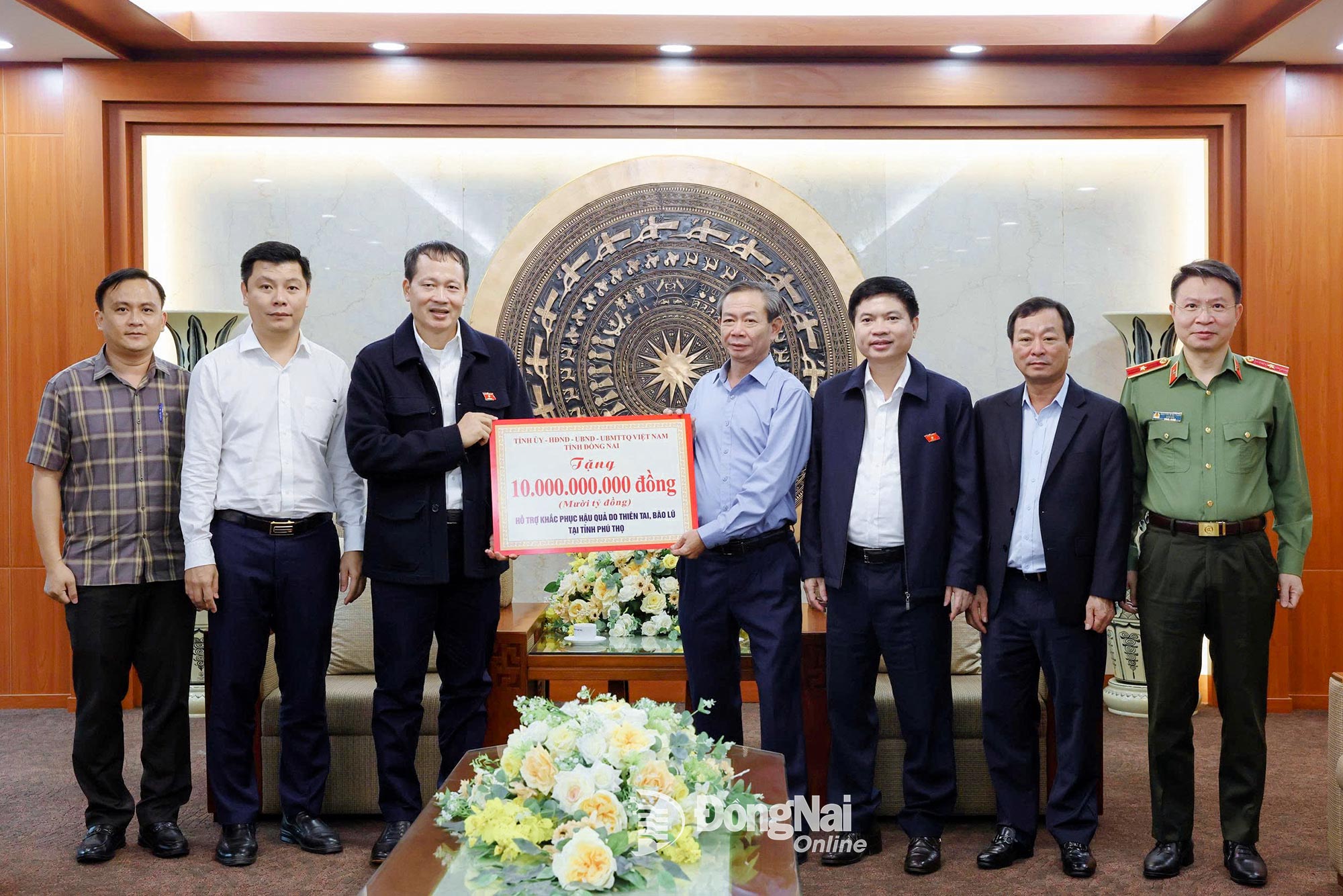 同奈省援助410亿越南盾帮助北部四省克服洪涝灾害后果