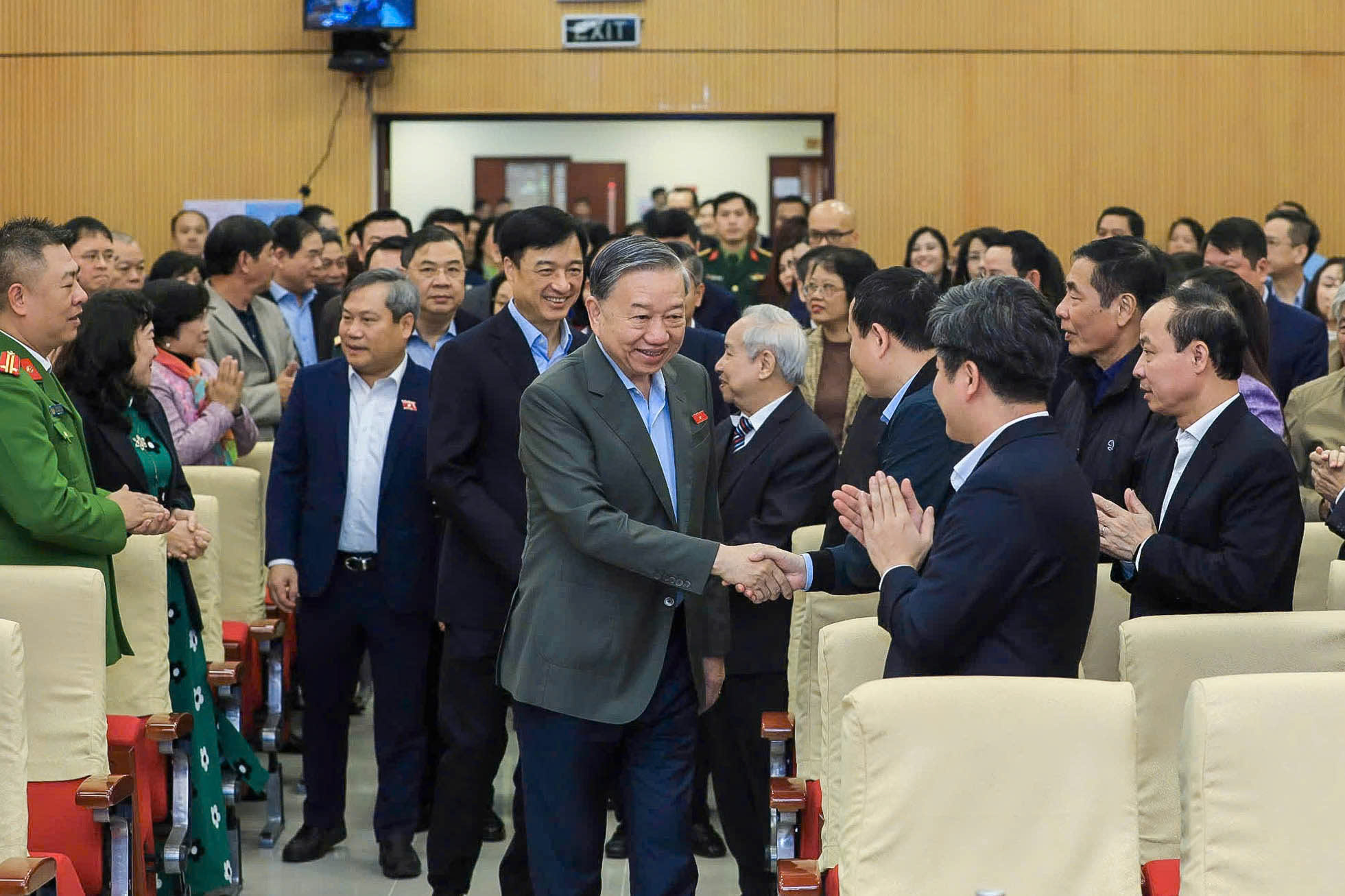 苏林总书记与河内选民接触