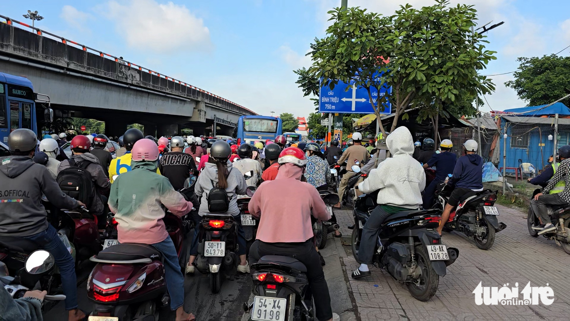 仅1分钟，范伍同路上有41辆摩托车驶上人行道