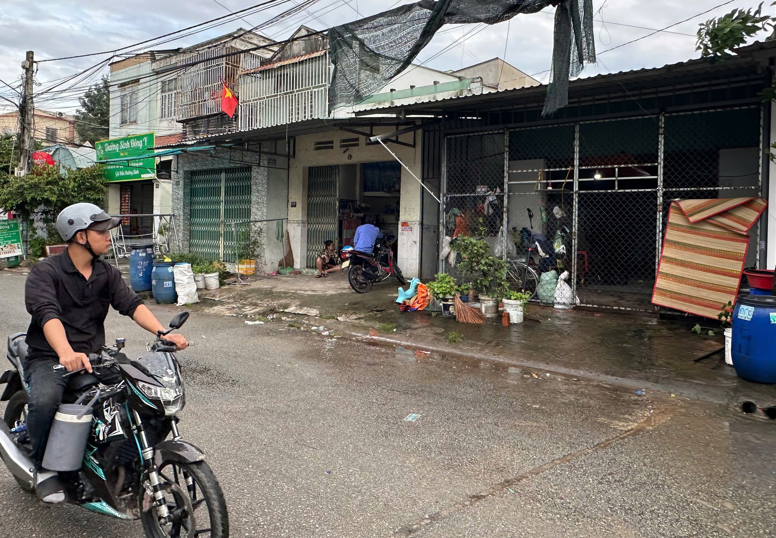 目击者讲述发现夫妇在门前死亡的那一刻