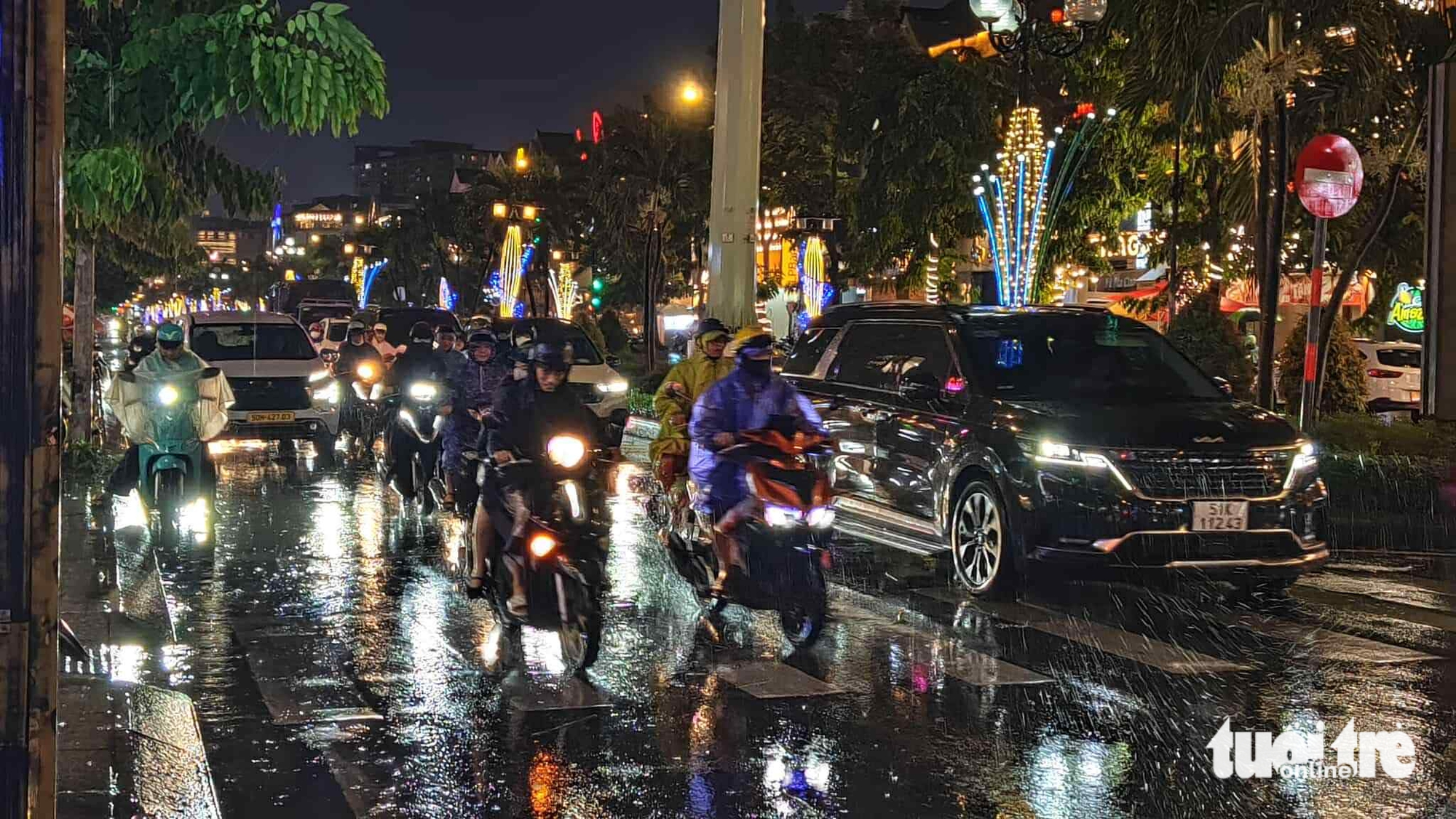 全天阳光强烈，晚上胡志明市暴雨60毫米伴随隆隆强风
