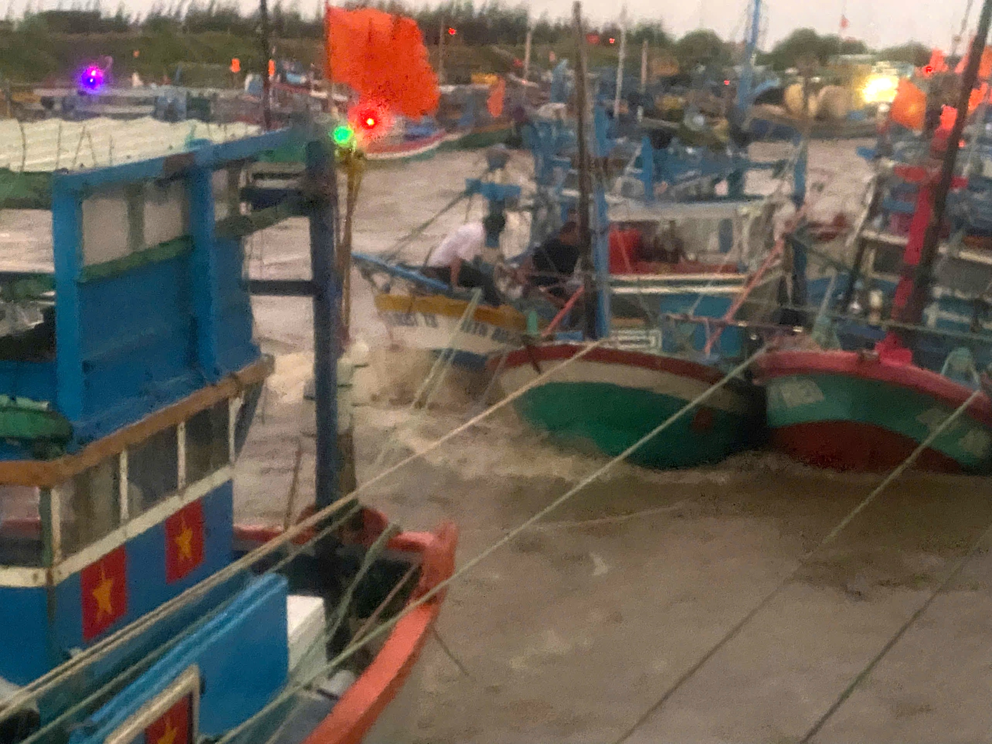 1,750户家庭被隔离，数十艘船只沉没、漂流，林同省启动紧急应对措施