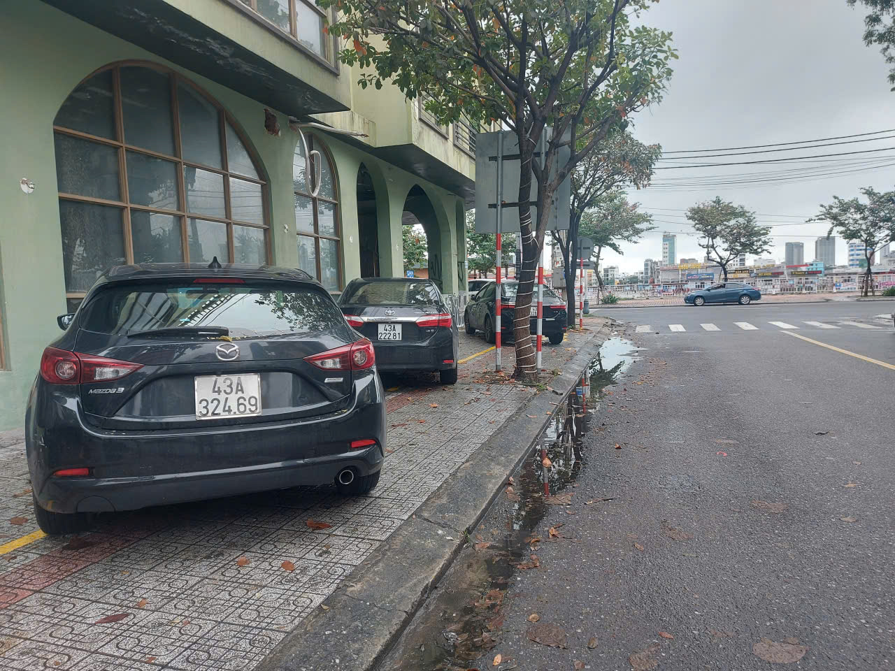 岘港多条街道变成'停车场'