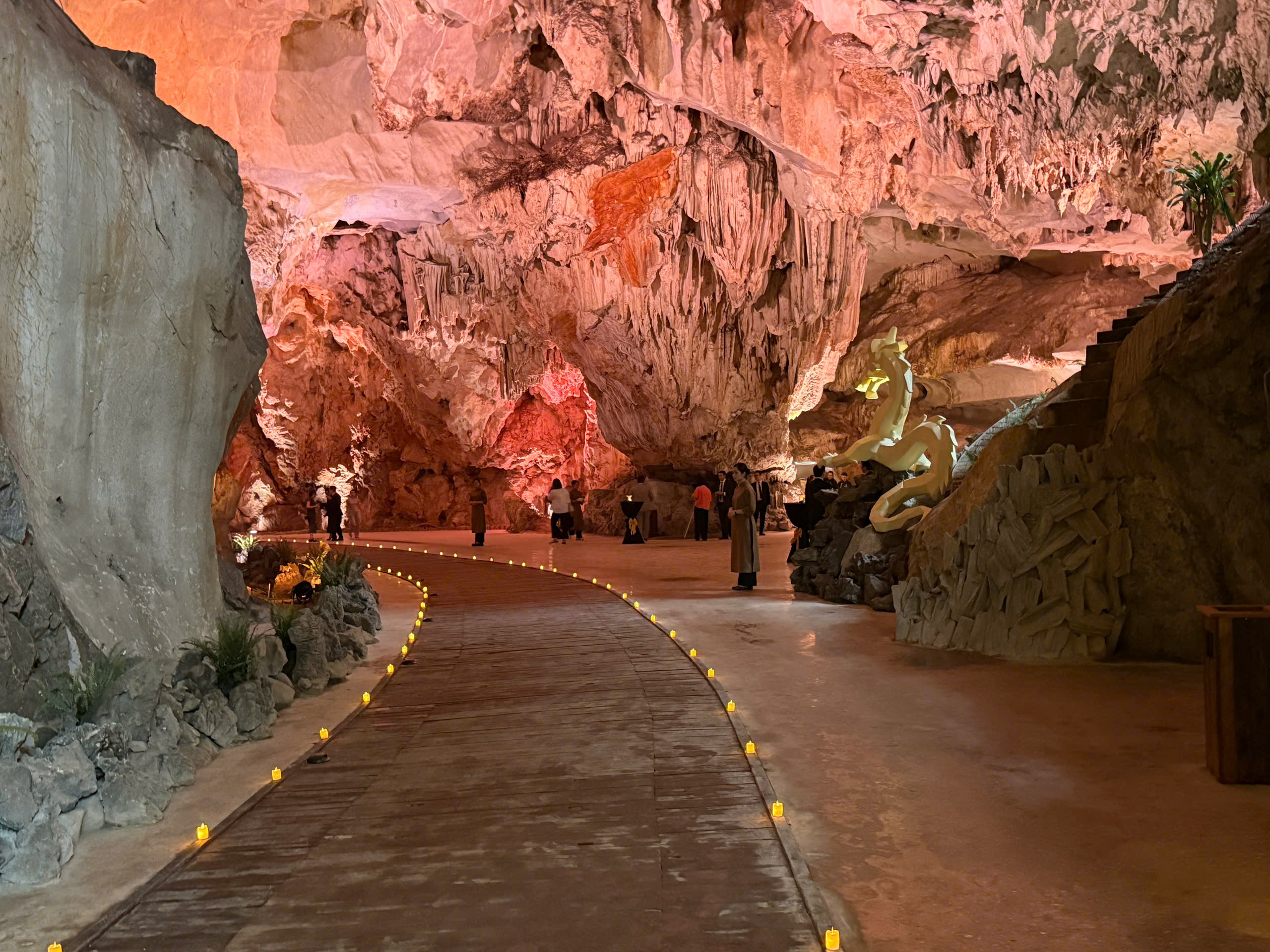 谁允许将蝙蝠洞混凝土化，变成餐厅？