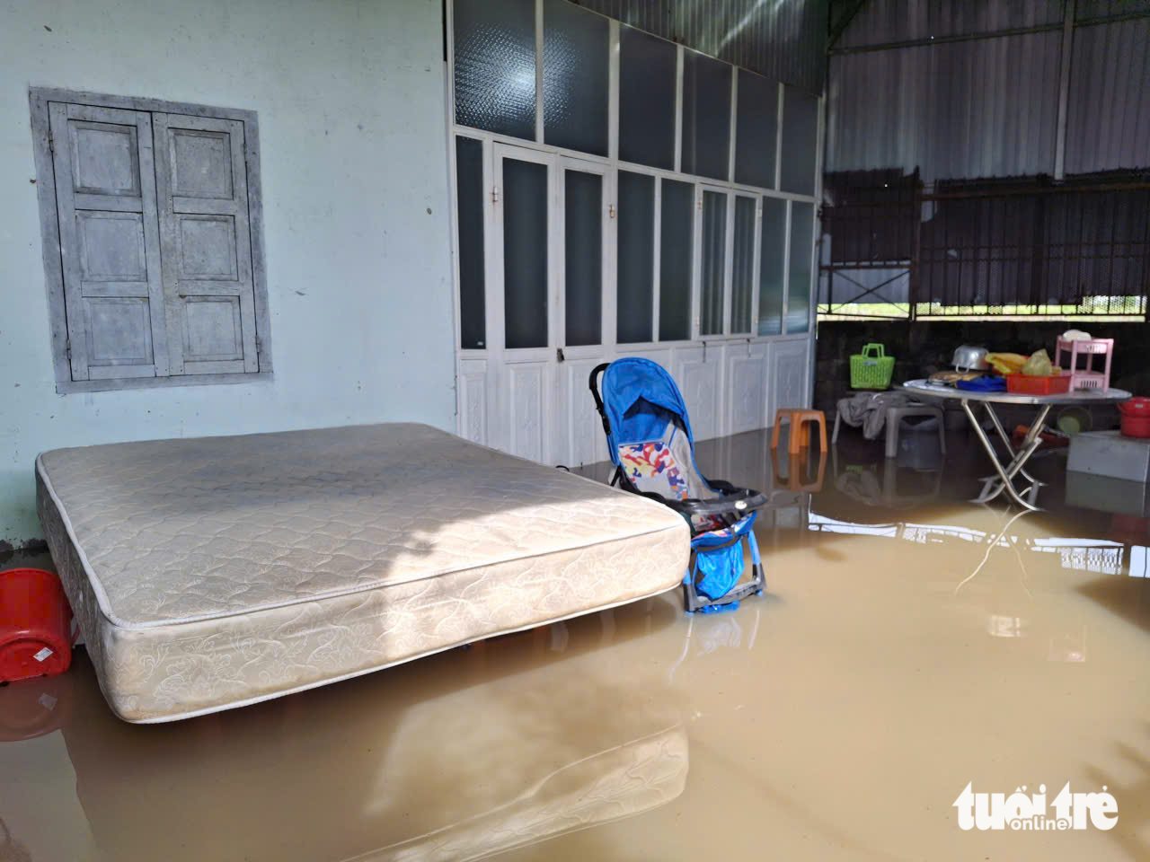 平顺省旧区洪水：‘昨晚刚清理完，今早水又涌来淹没房屋’