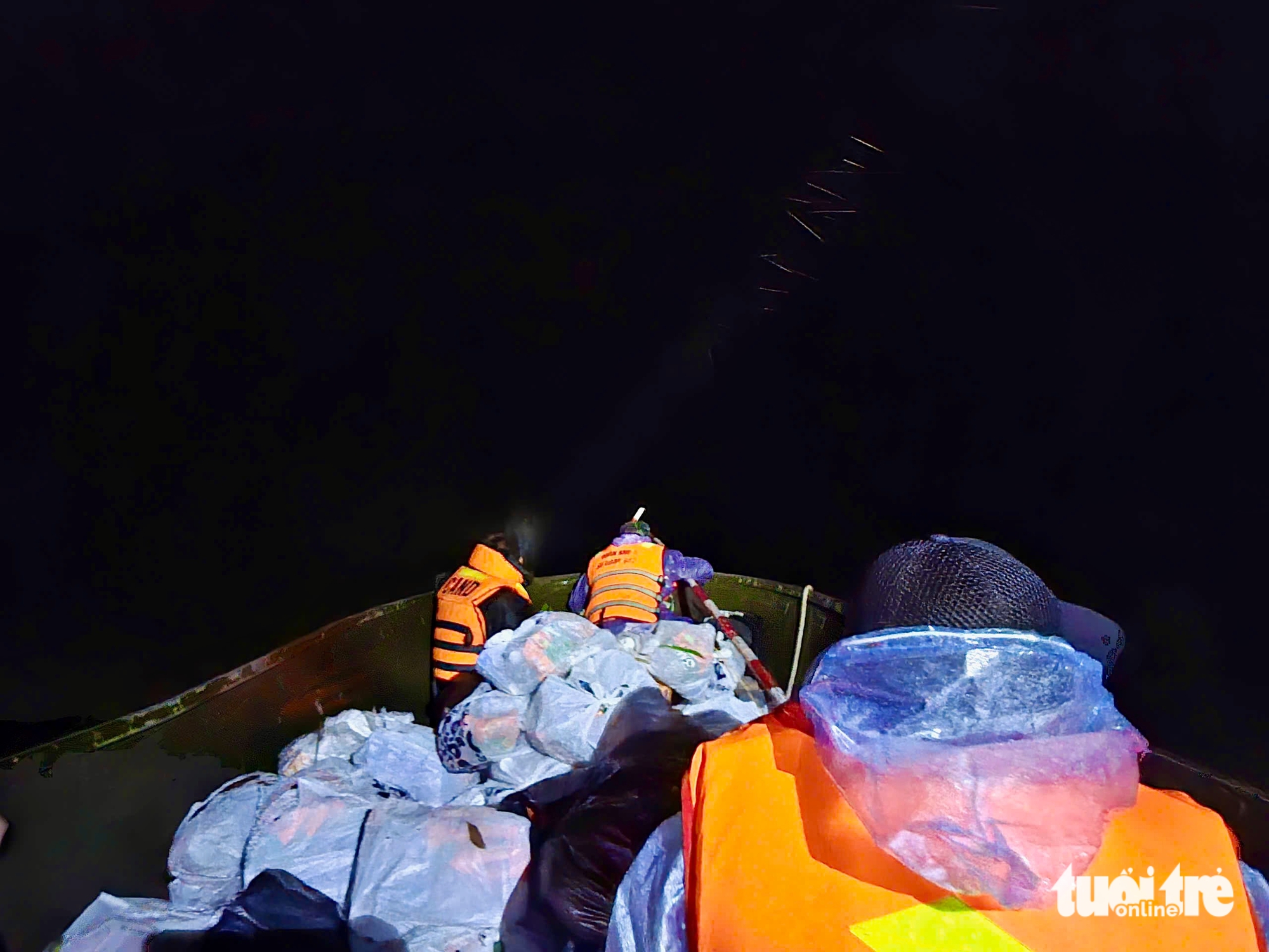 在屋顶上精疲力尽，缺少食物，看到军队的橡皮艇到来，民众激动落泪