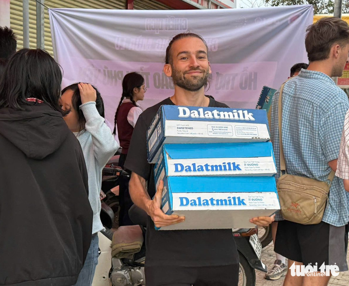 林同灾区向富安旧地送礼物，共同在洪水后站起来