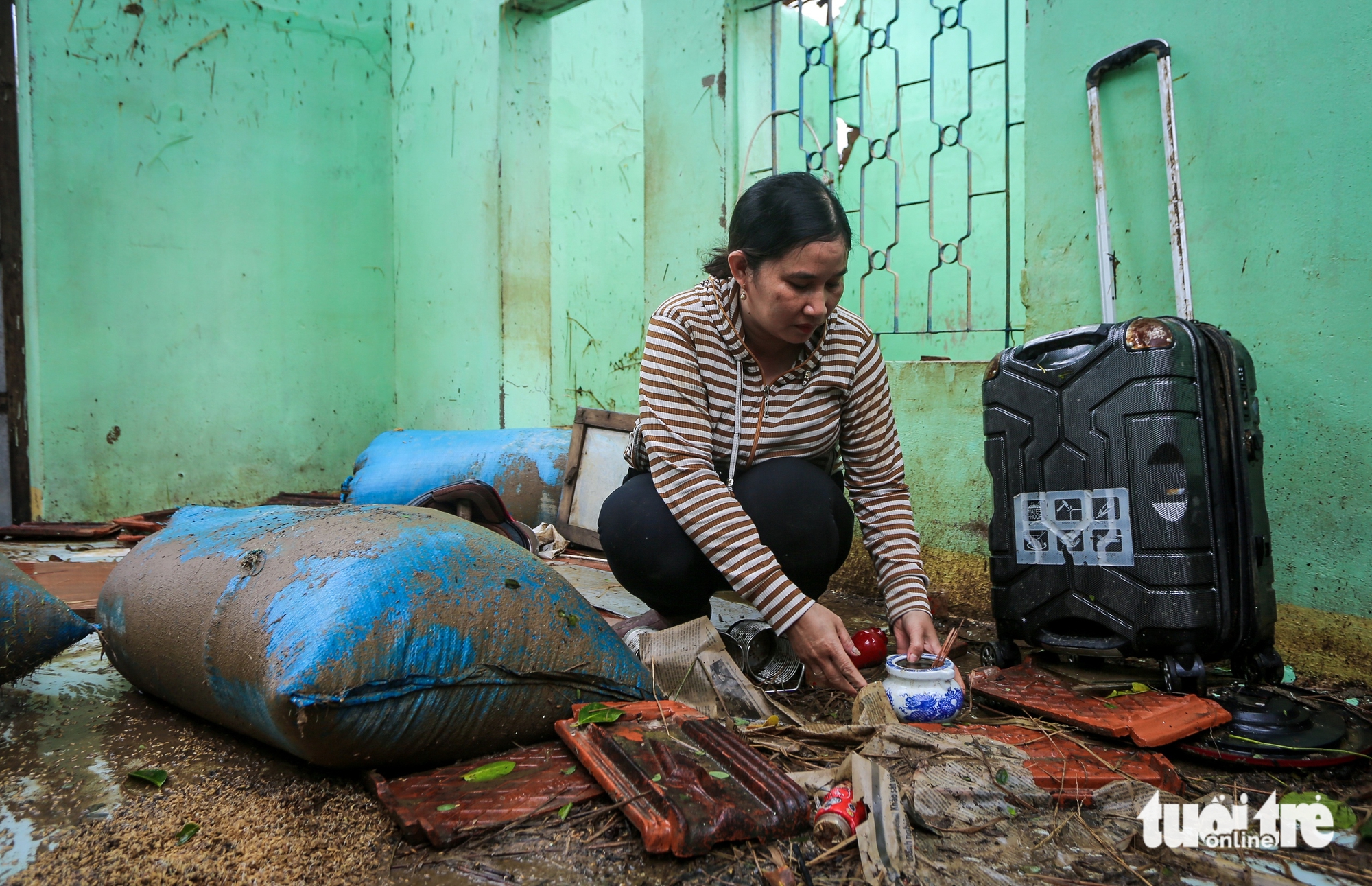 重返洪灾中心和盛：在破碎的房屋中寻找母亲的照片