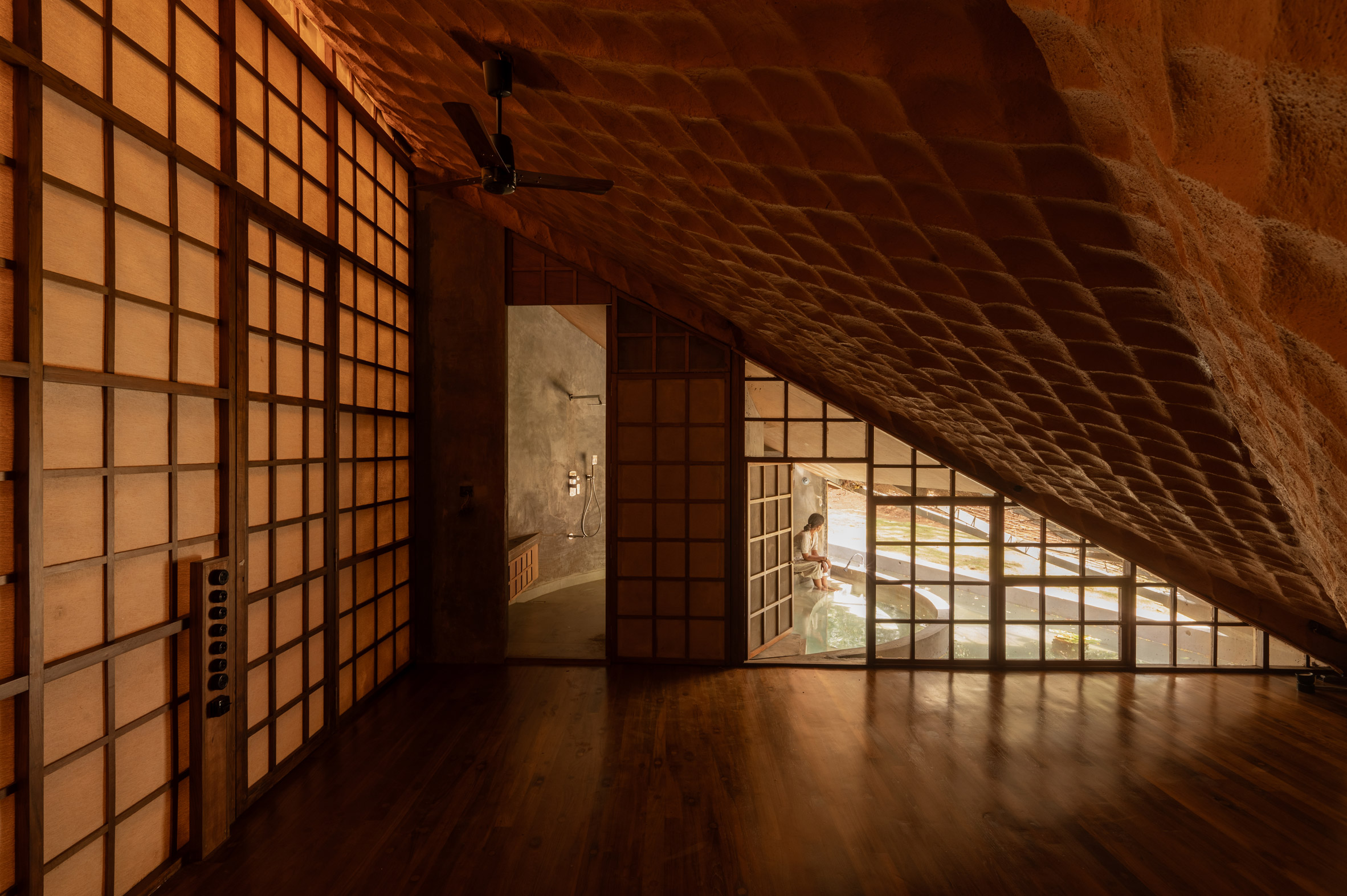 跨越水沟的桥梁房屋，带有奇特泥草制成的'穿山甲鳞片'