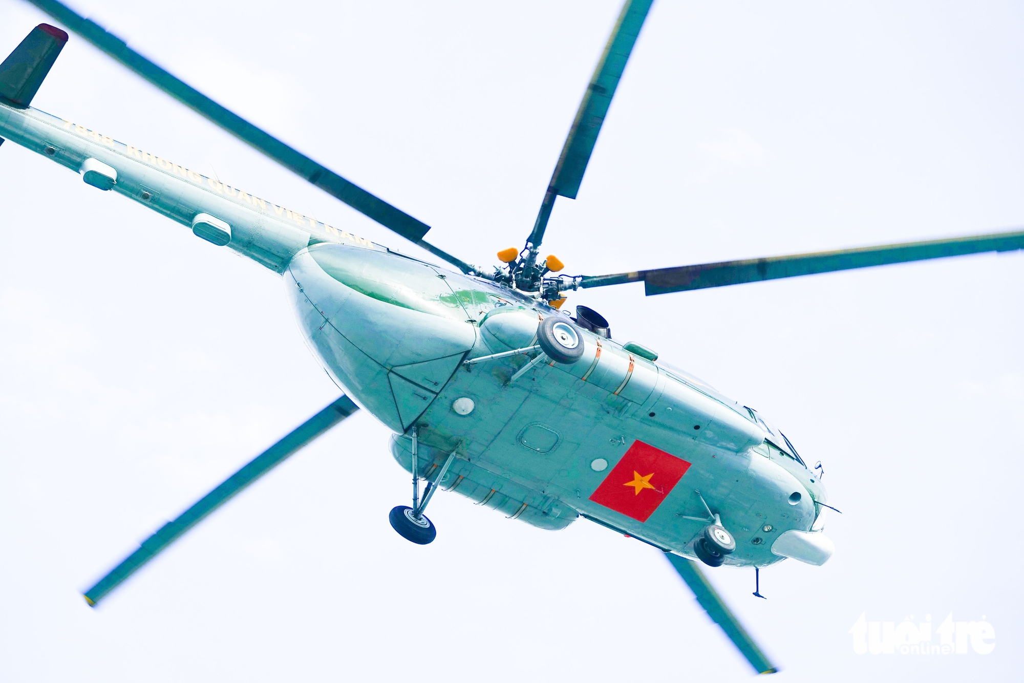 近距离观看第917航空团在Rạch Giá海域进行海上急救训练飞行