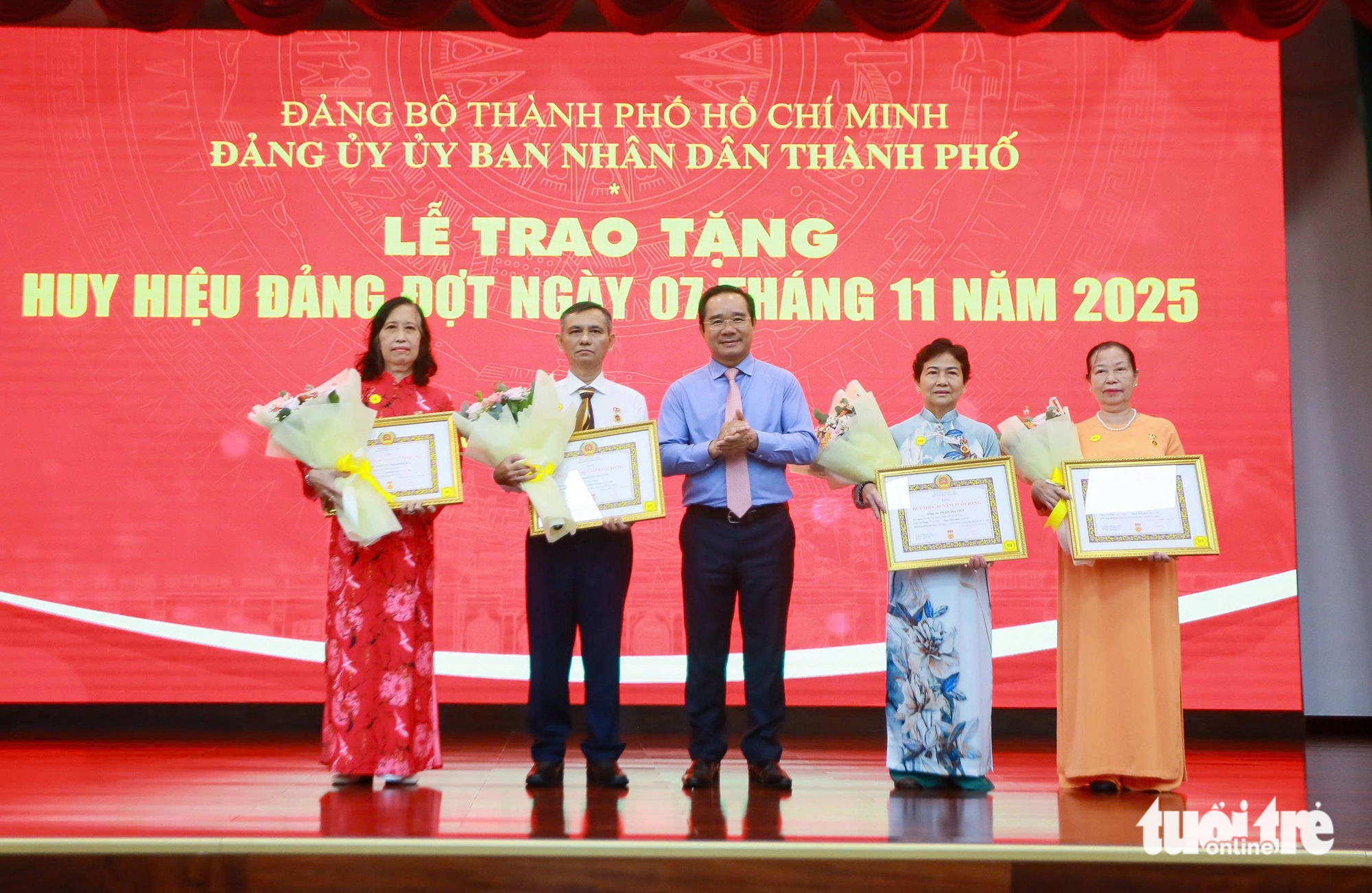 主席阮文德向各部门、大学党员颁发党徽