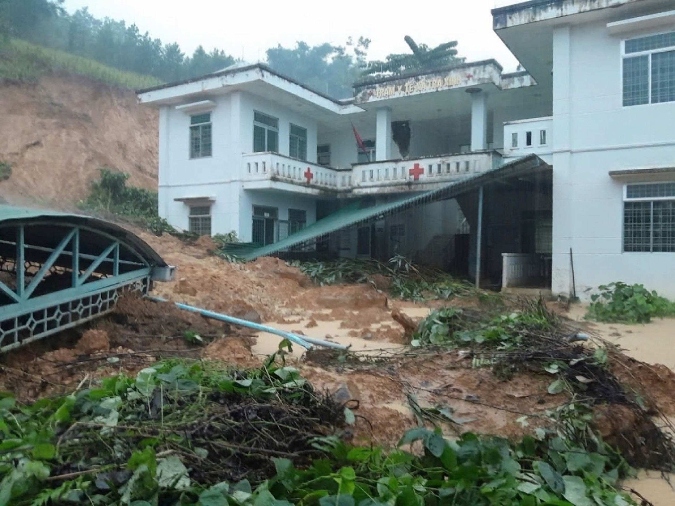 广南省卫生站被山体滑坡掩埋