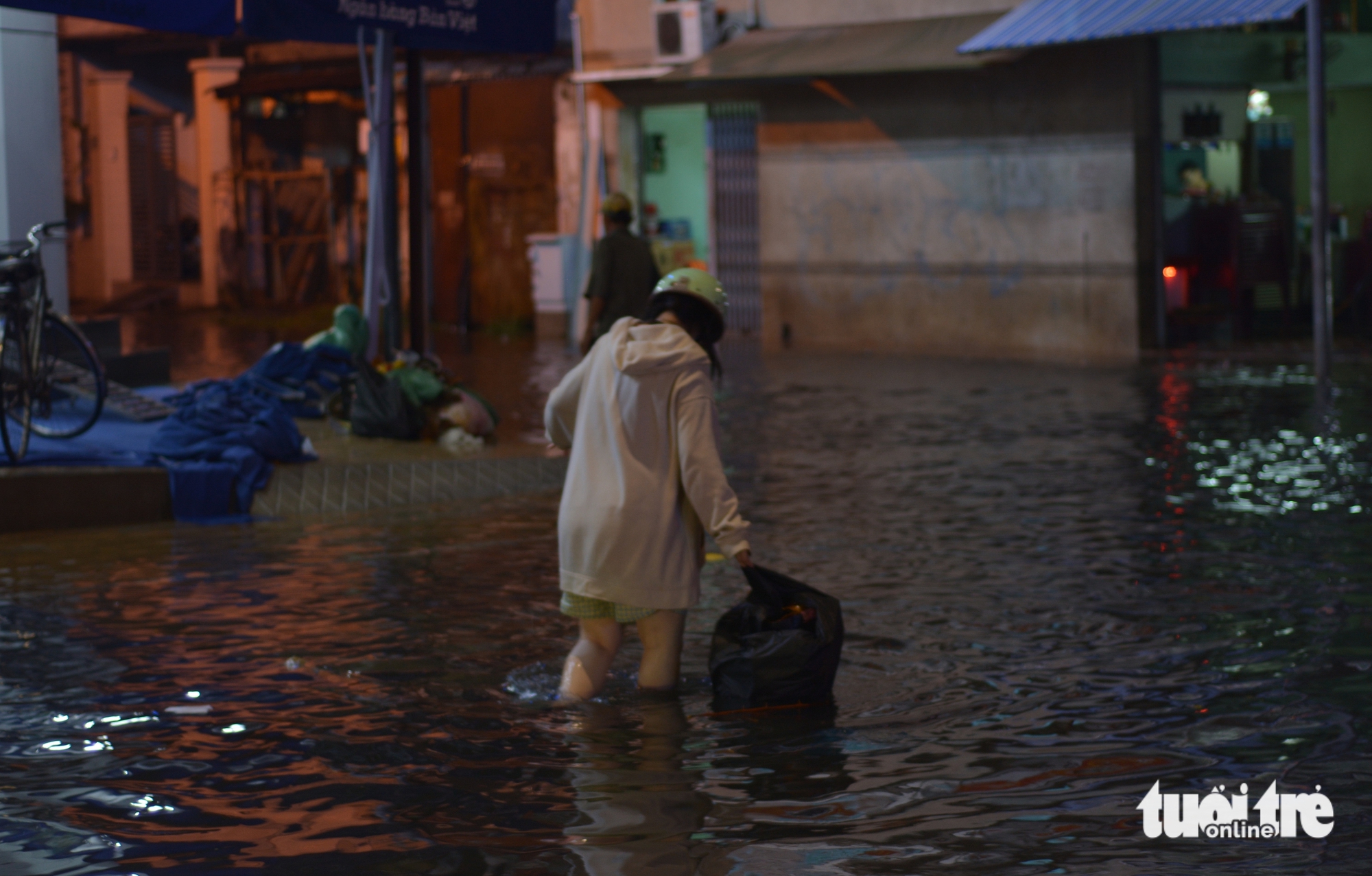 潘切市中心多条道路在大雨后严重积水