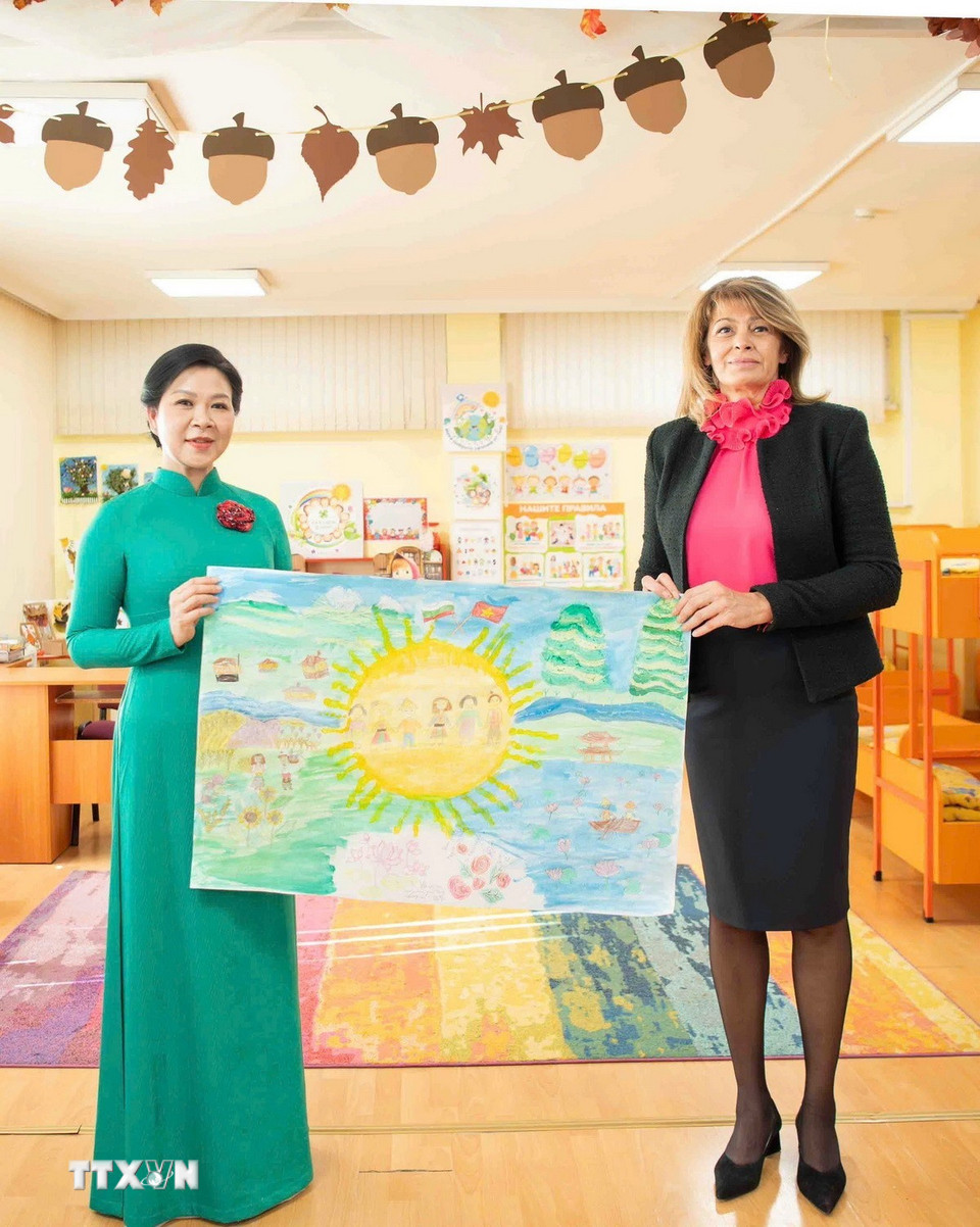 吴芳黎夫人与保加利亚儿童一起绘画、卷越南春卷