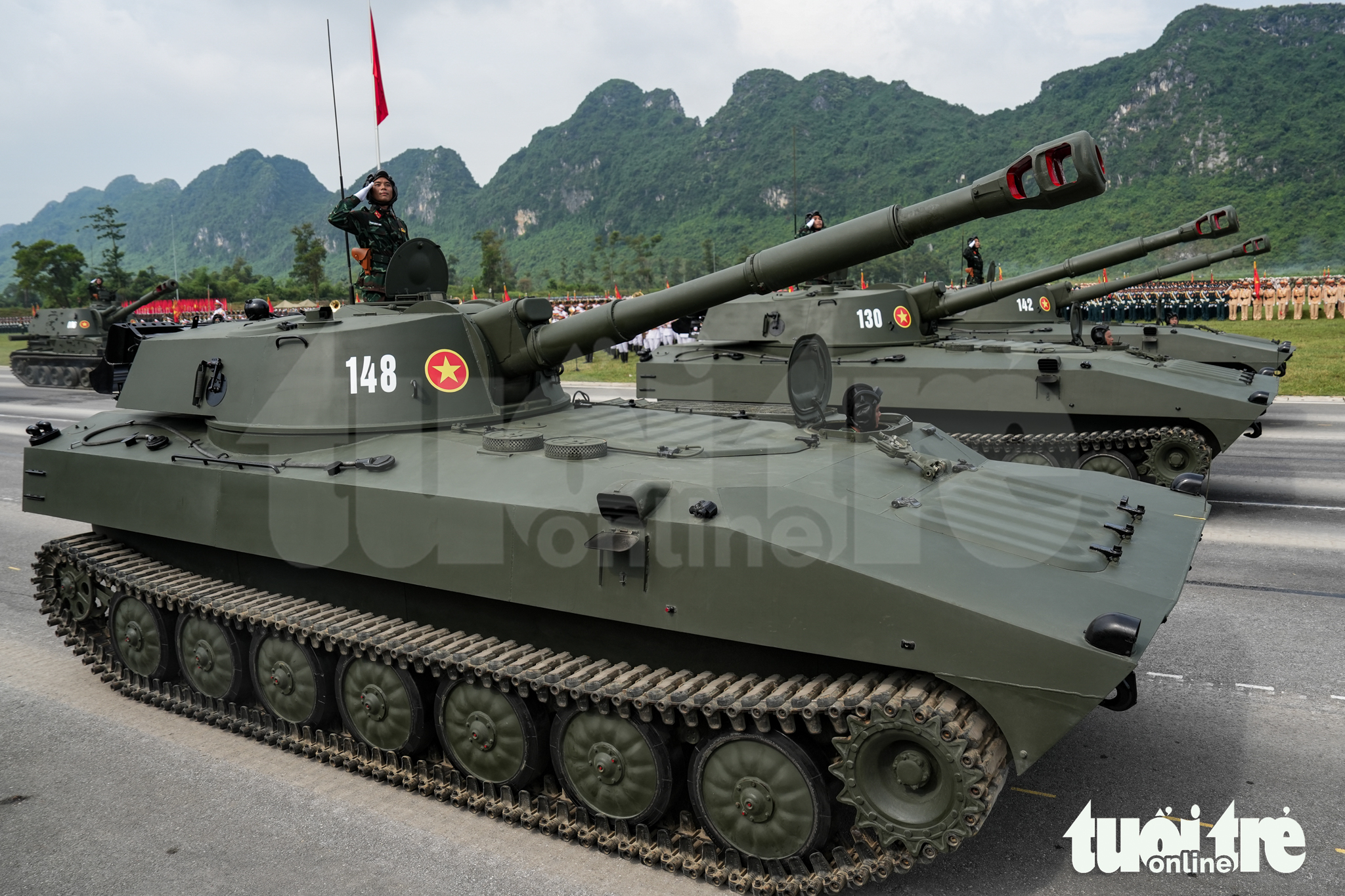 帮助A80阅兵中重型装备在沥青路面上平稳滑行的'小而有力'的细节