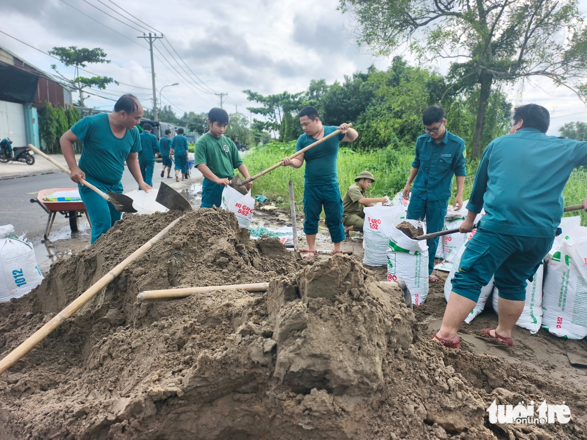 胡志明市巴点乡紧急在邓功炳路筑沙袋阻挡潮汐