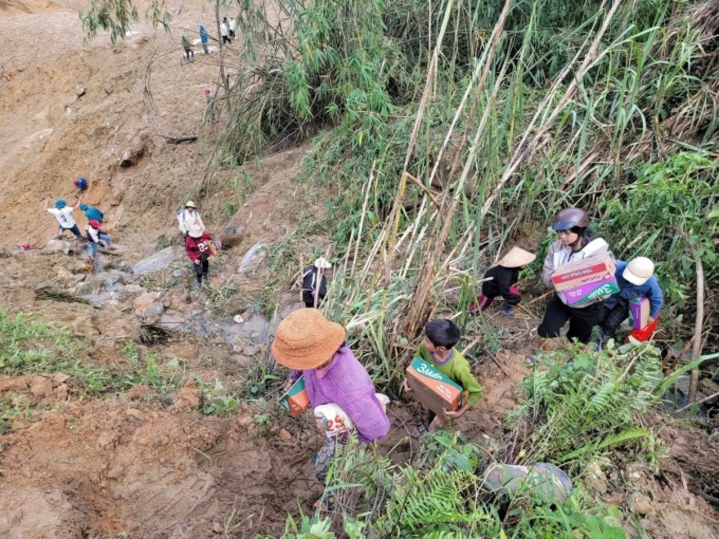 为因山体滑坡被隔离4天的1700人开辟补给通道