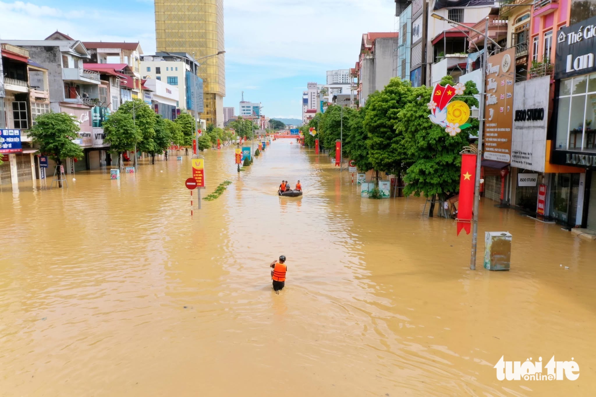 太原洪水区居民爬上屋顶乞求一瓶水