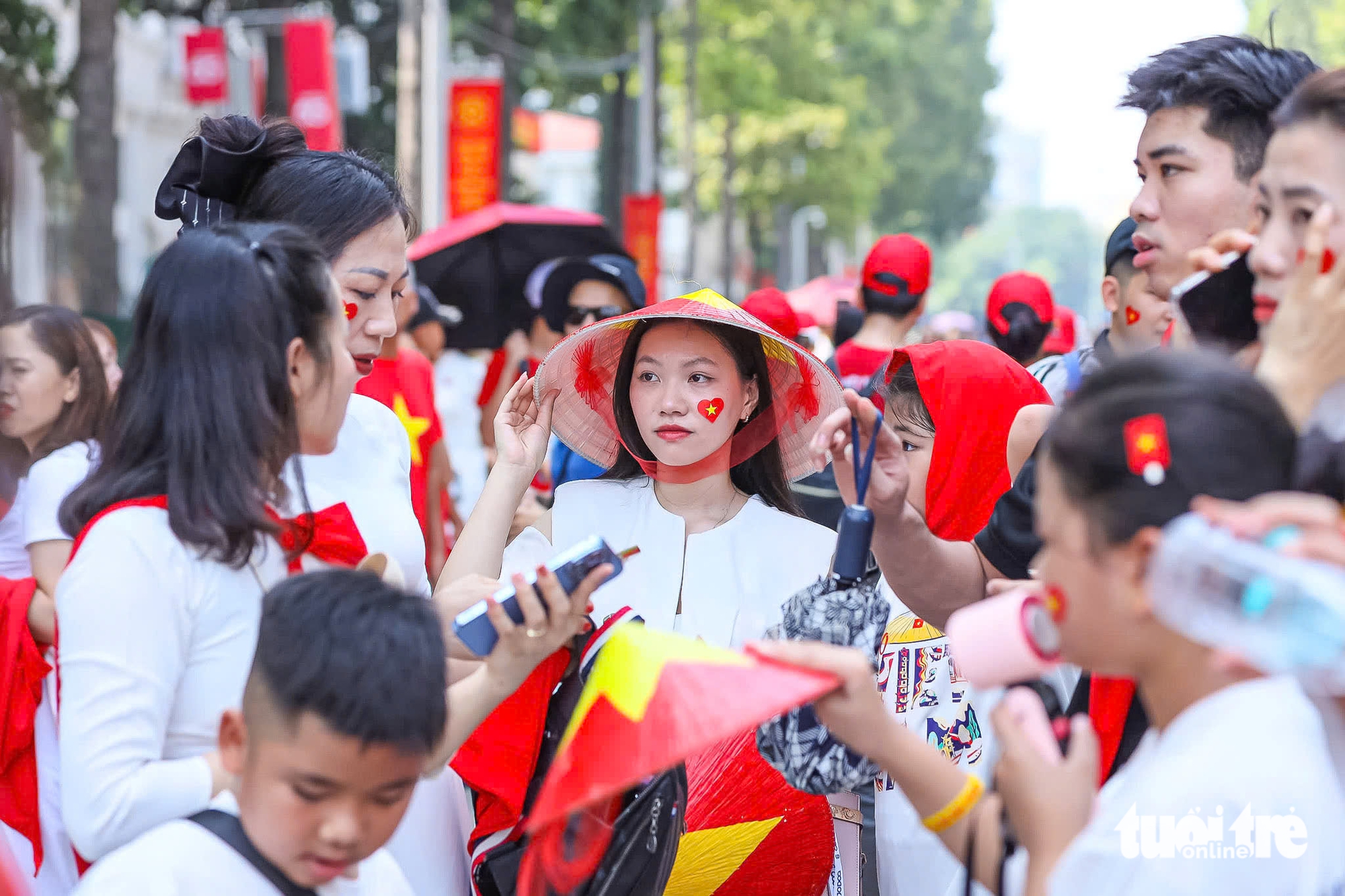 人们早到，顶着正午烈日，'占位'等待观看合练阅兵、游行