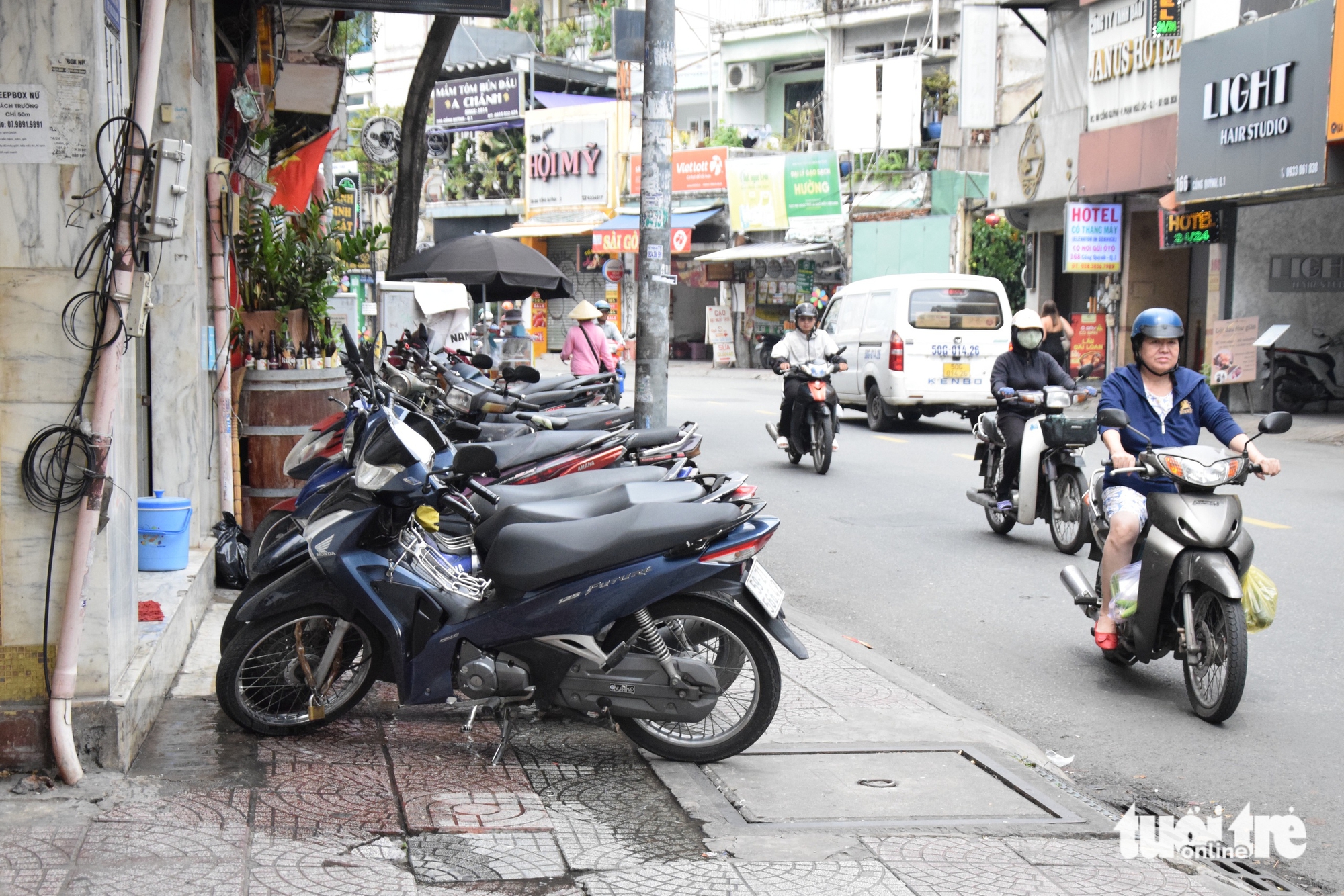 胡志明市建设厅点名道路的人行道侵占现状