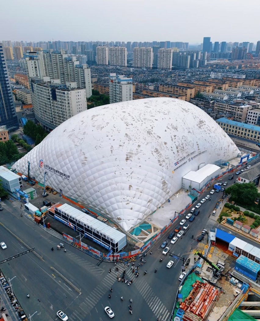 建筑项目被包裹在'世界上最大的充气穹顶'中
