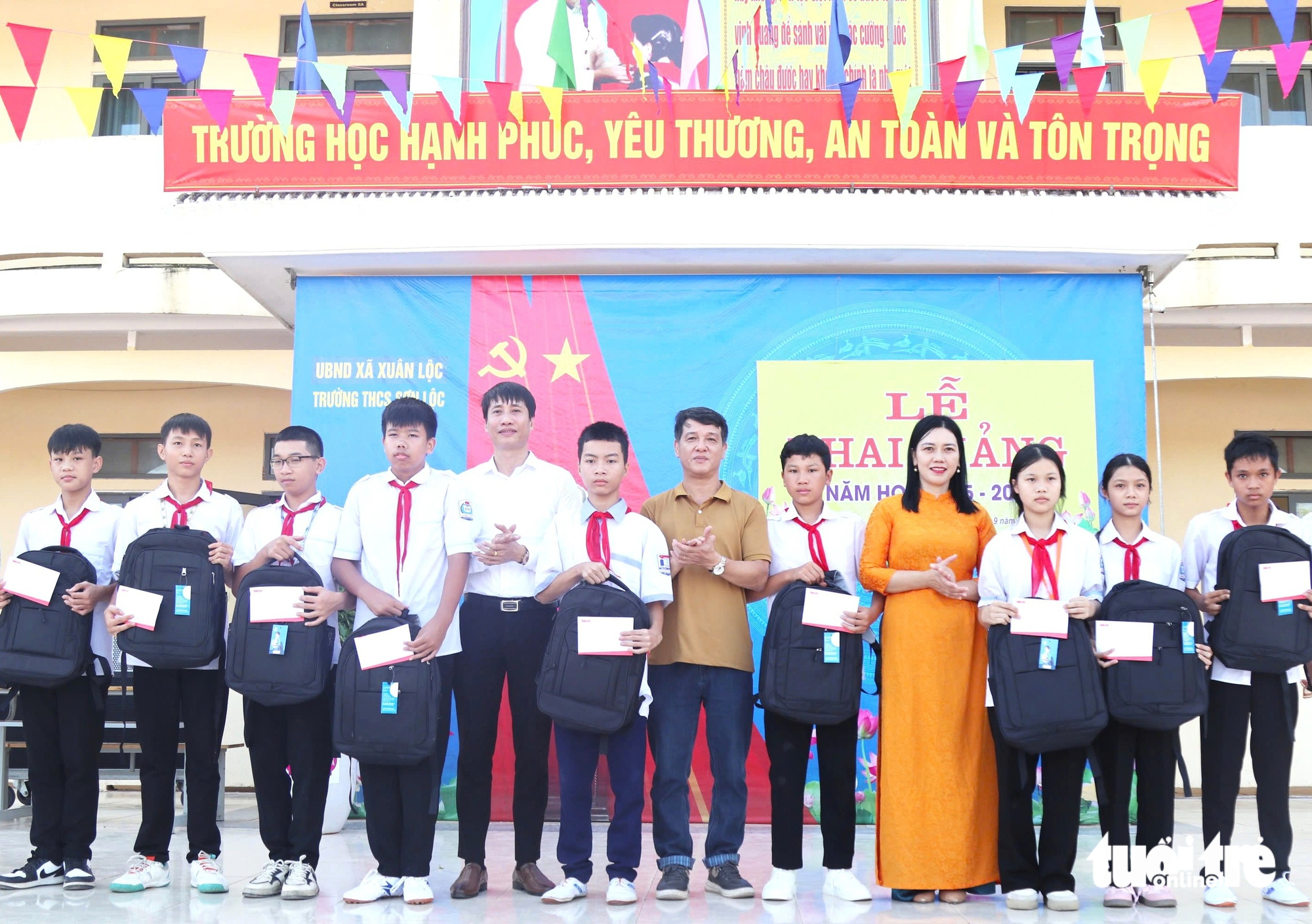 师生在台风后凌乱的学校开学