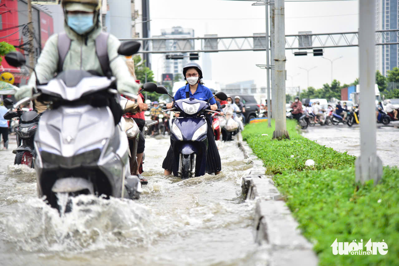 胡志明市多条路段因高潮达到顶峰而局部积水