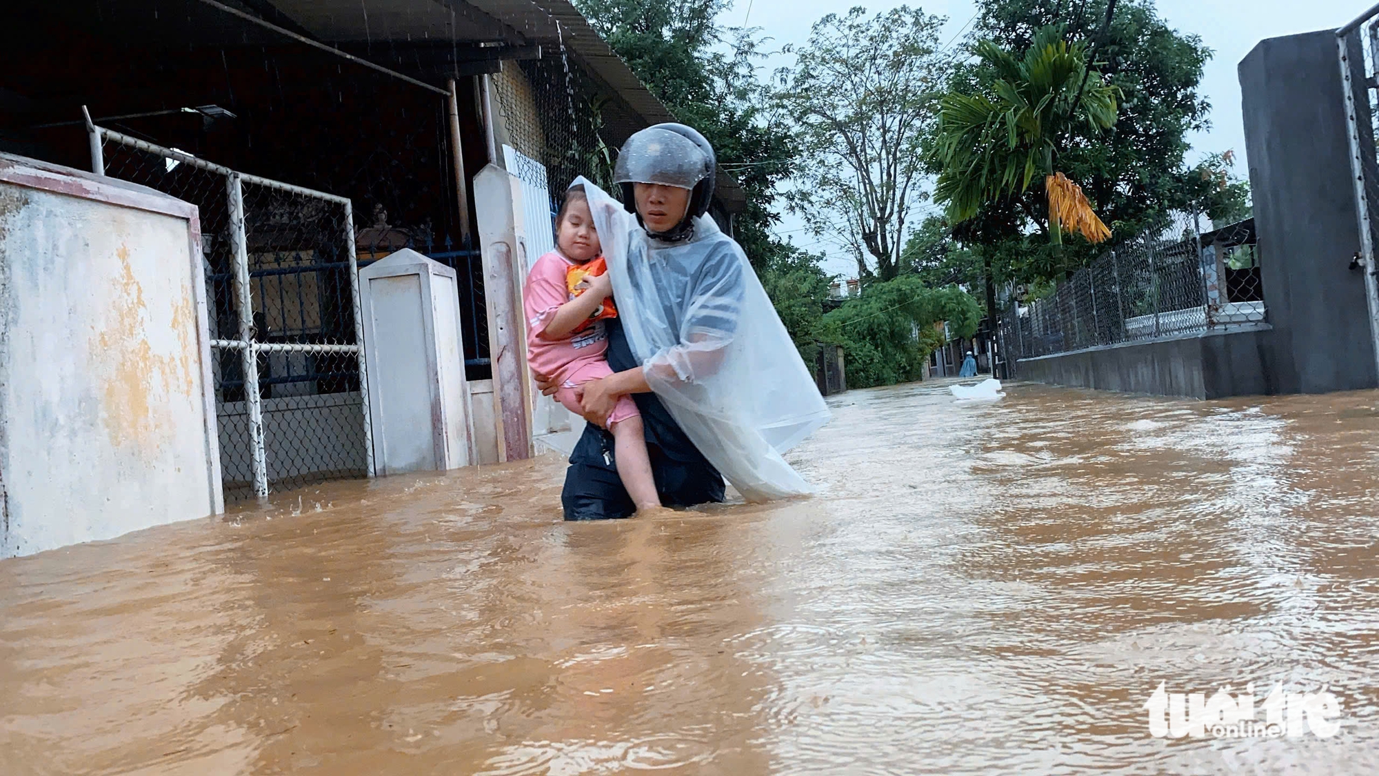 顺化大雨倾盆，许多居民区因Bualoi台风而深陷积水
