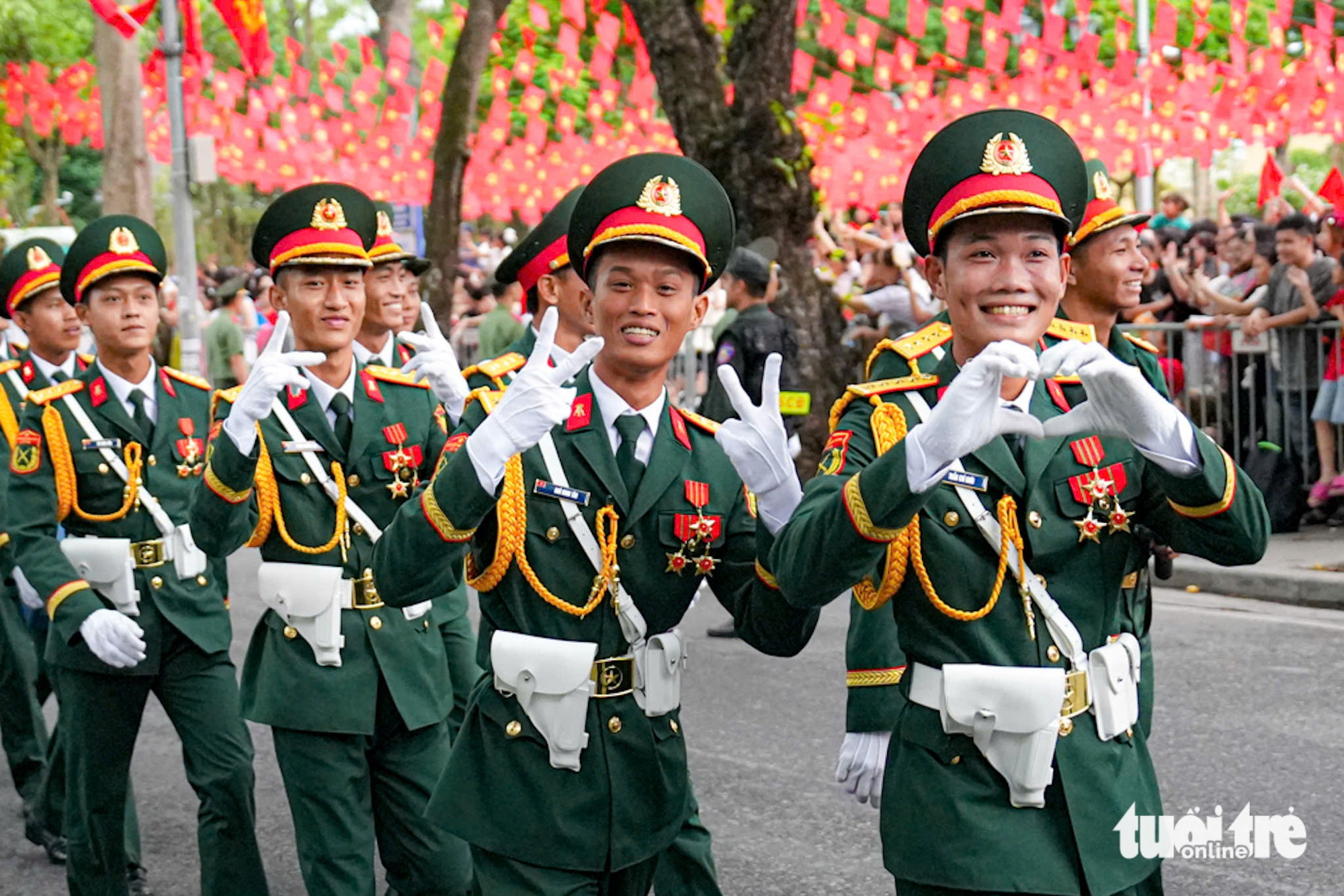 人们高歌等待阅兵队伍