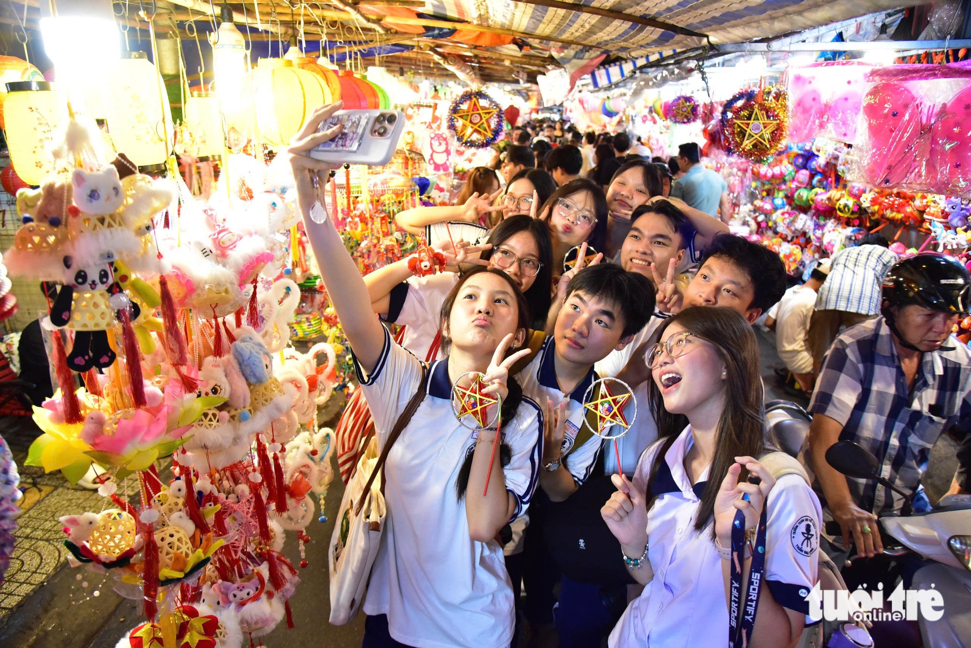 灯笼街热闹迎早中秋，年轻人和家庭踊跃打卡