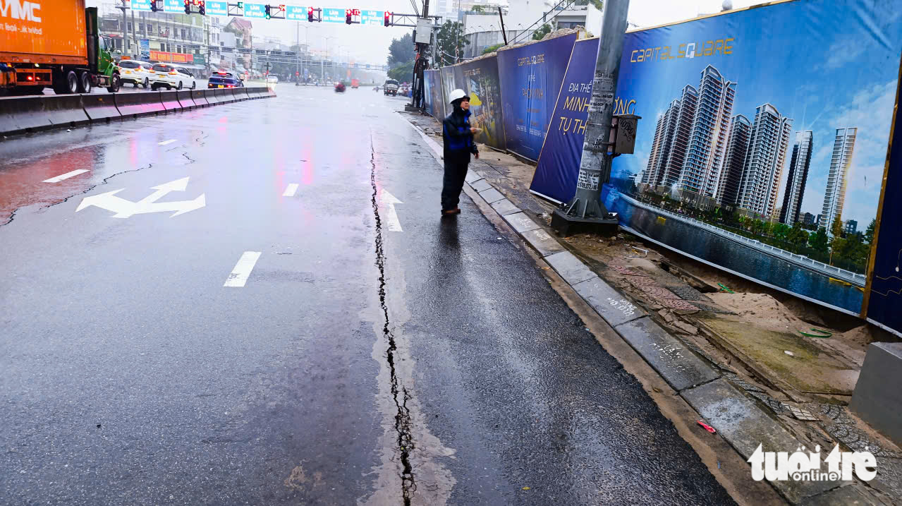 岘港‘死亡之坑’吞噬两辆汽车事件：路面出现多处裂缝