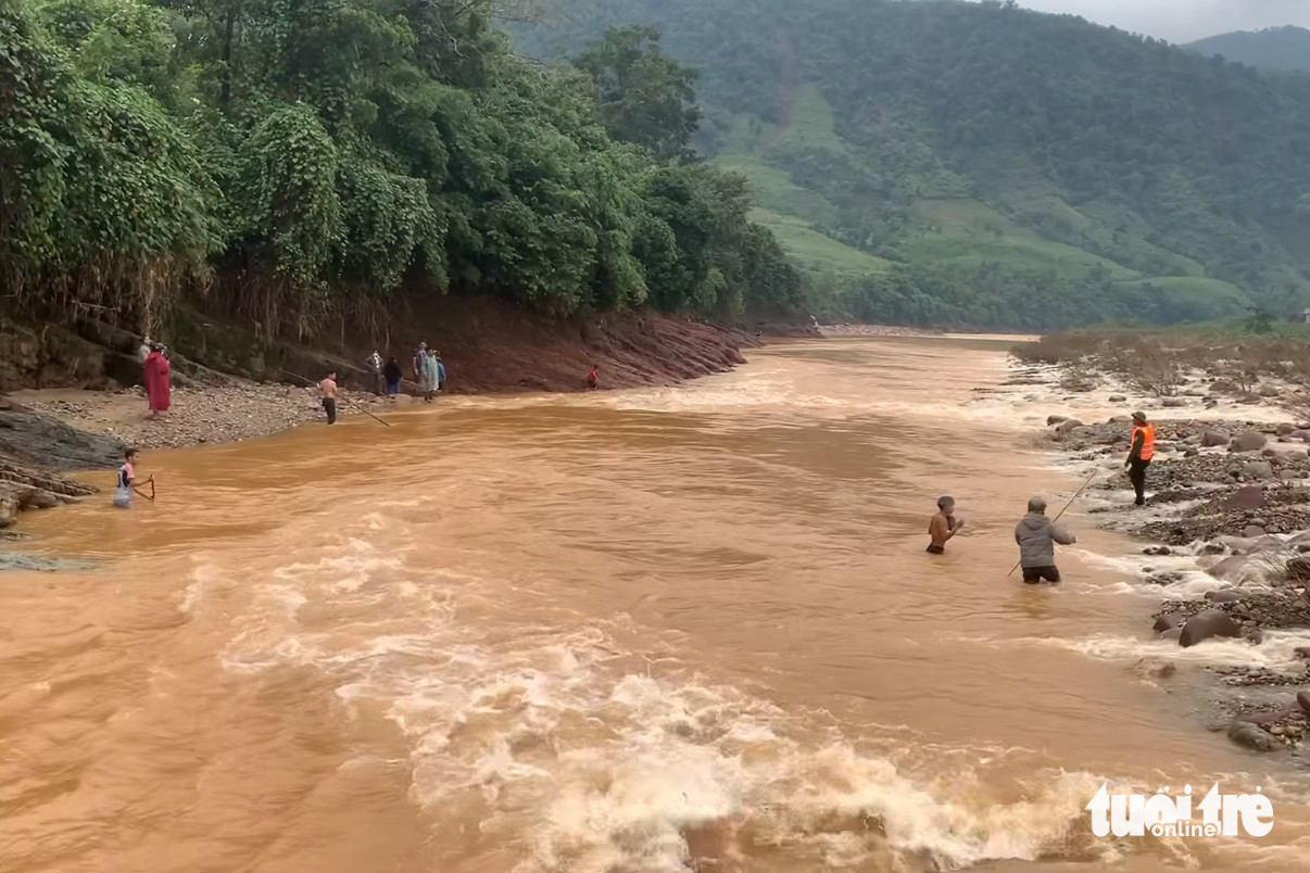 在广治省发现被洪水冲走的卡车司机尸体，距离现场超过30公里