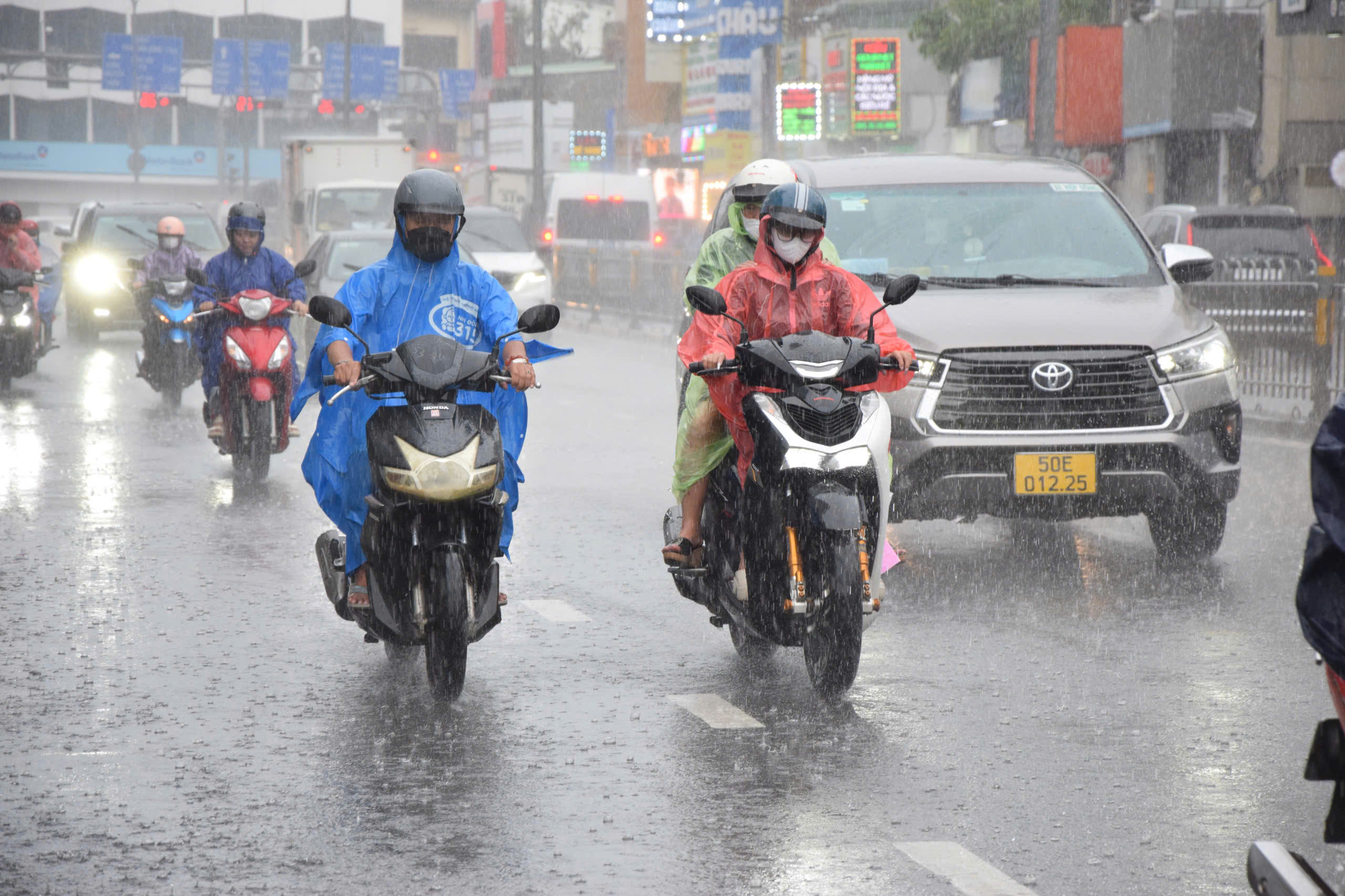 受热带低压影响，胡志明市和南部地区预计全天随时有大雨