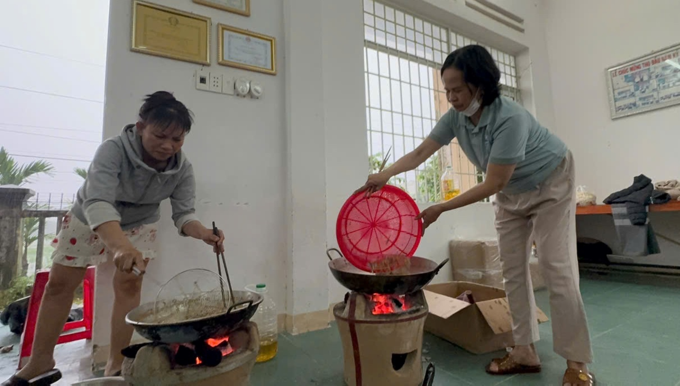 在洪水汹涌之际,广南人仍腌制鱼干送往岘港洪灾区