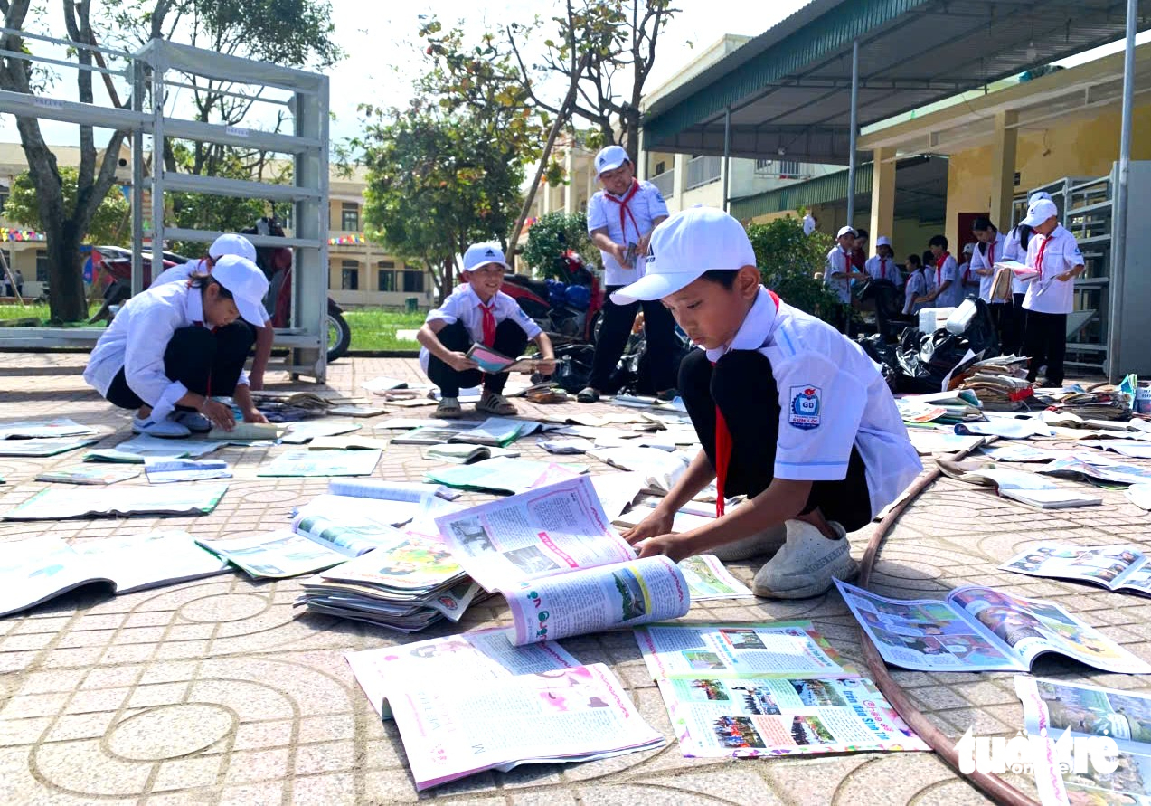 师生在台风后凌乱的学校开学