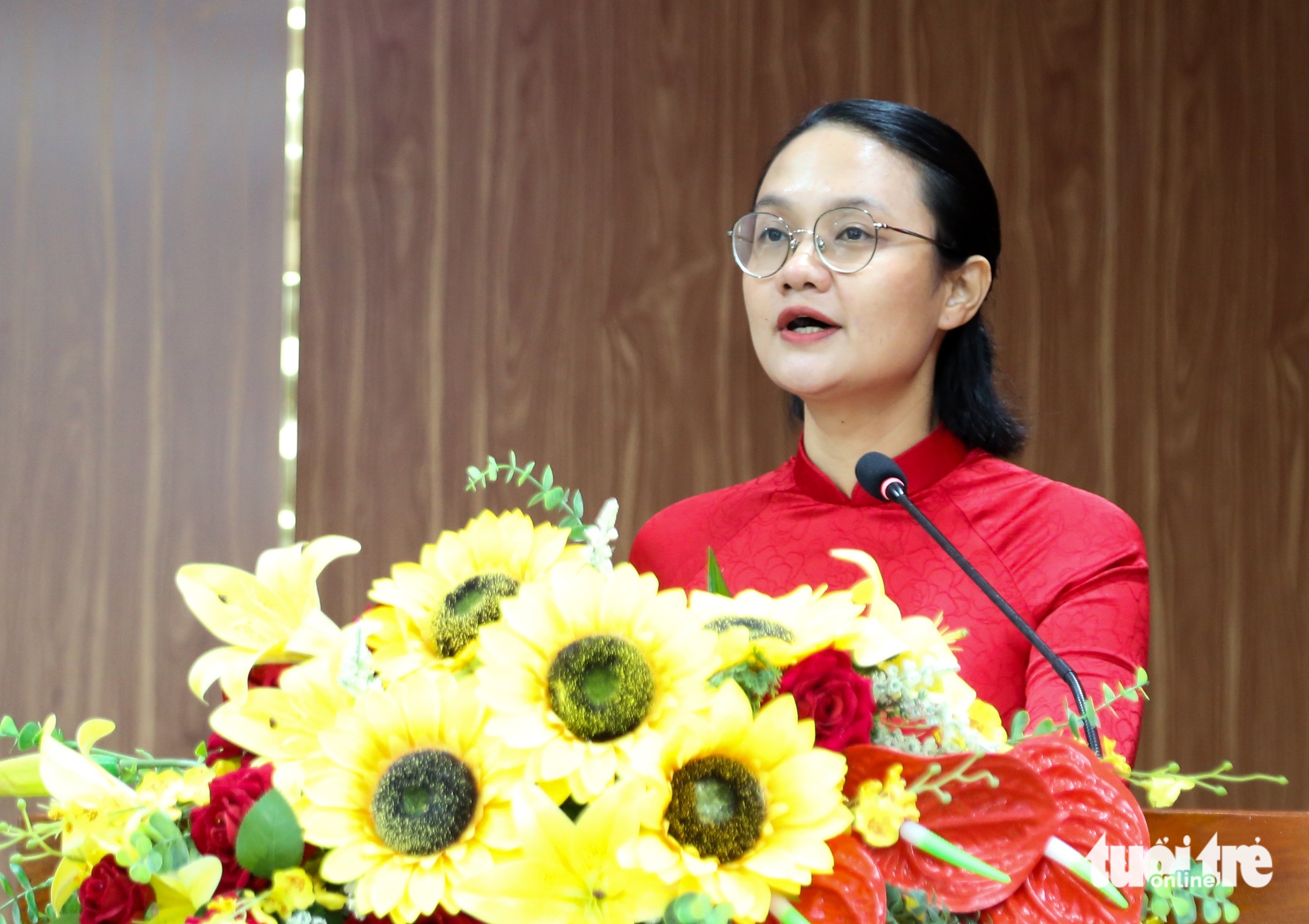 胡志明市桥郡向30名党员颁发党徽