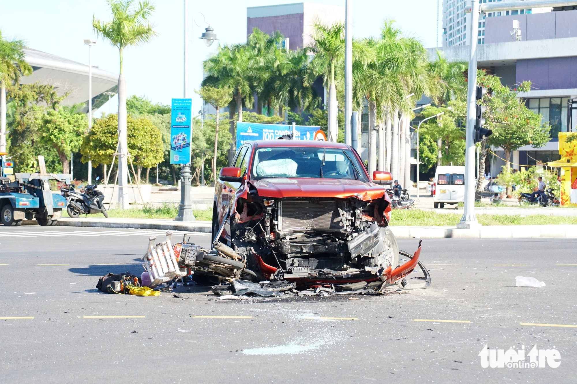 岘港市中心十字路口发生连环事故，现场有一辆摩托车和四辆汽车