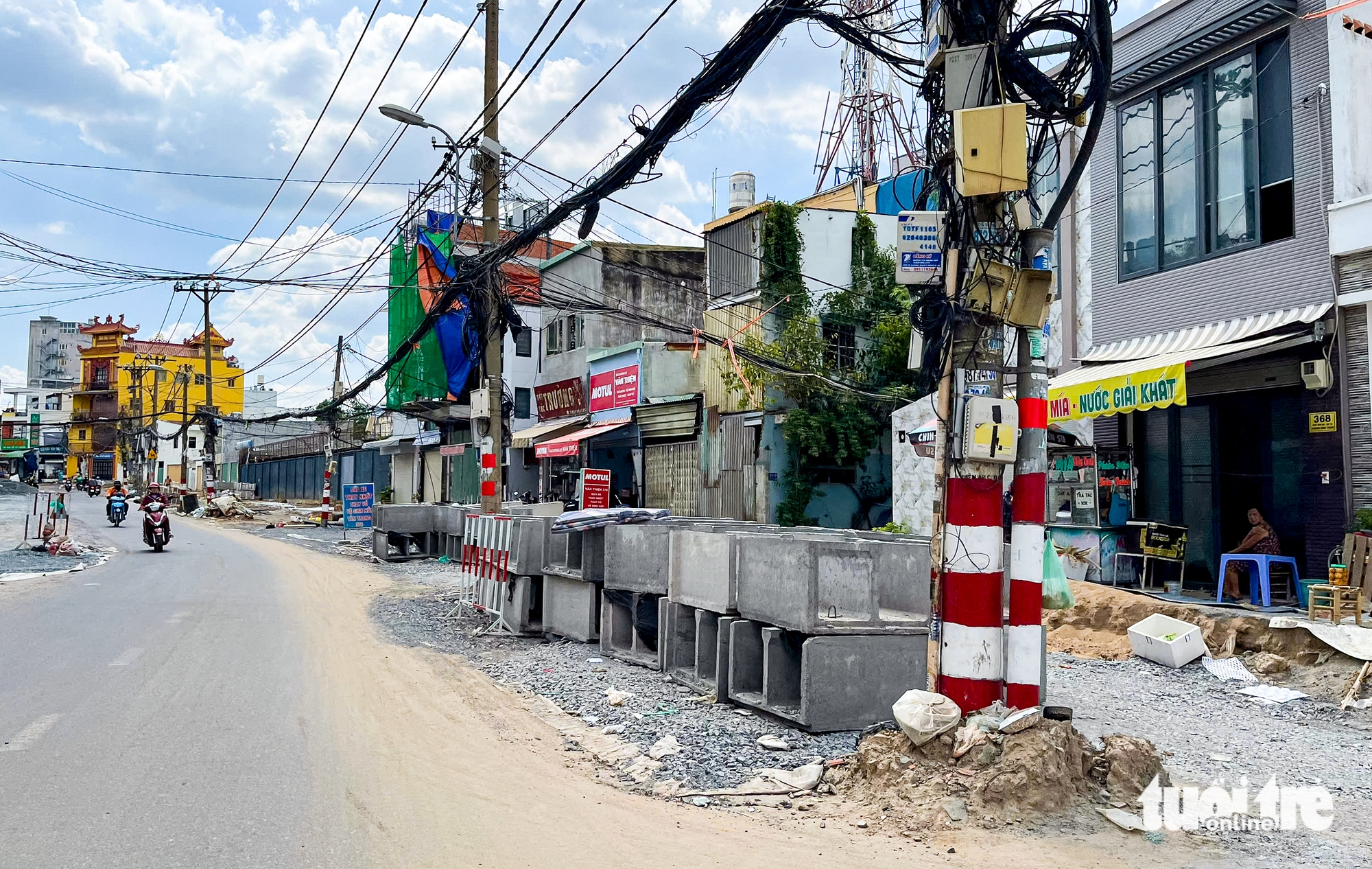 朱文安路即将完工，许多电线杆仍矗立路中
