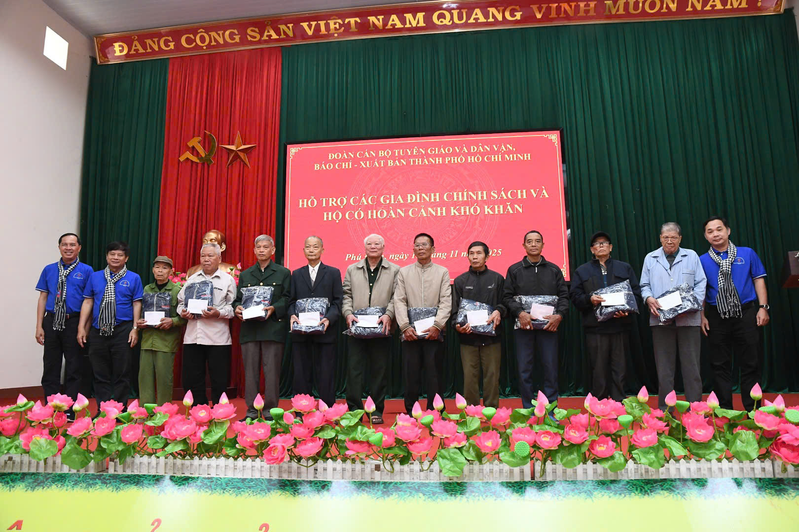 胡志明市宣传新闻代表团向太原省政策家庭和困难户赠送礼物