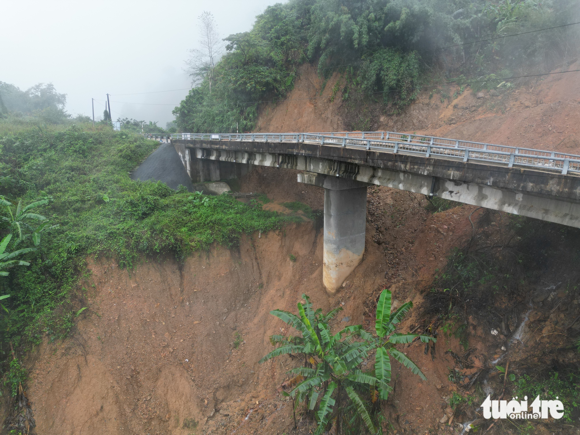 顺化关键公路上的桥梁因山体滑坡而倾斜