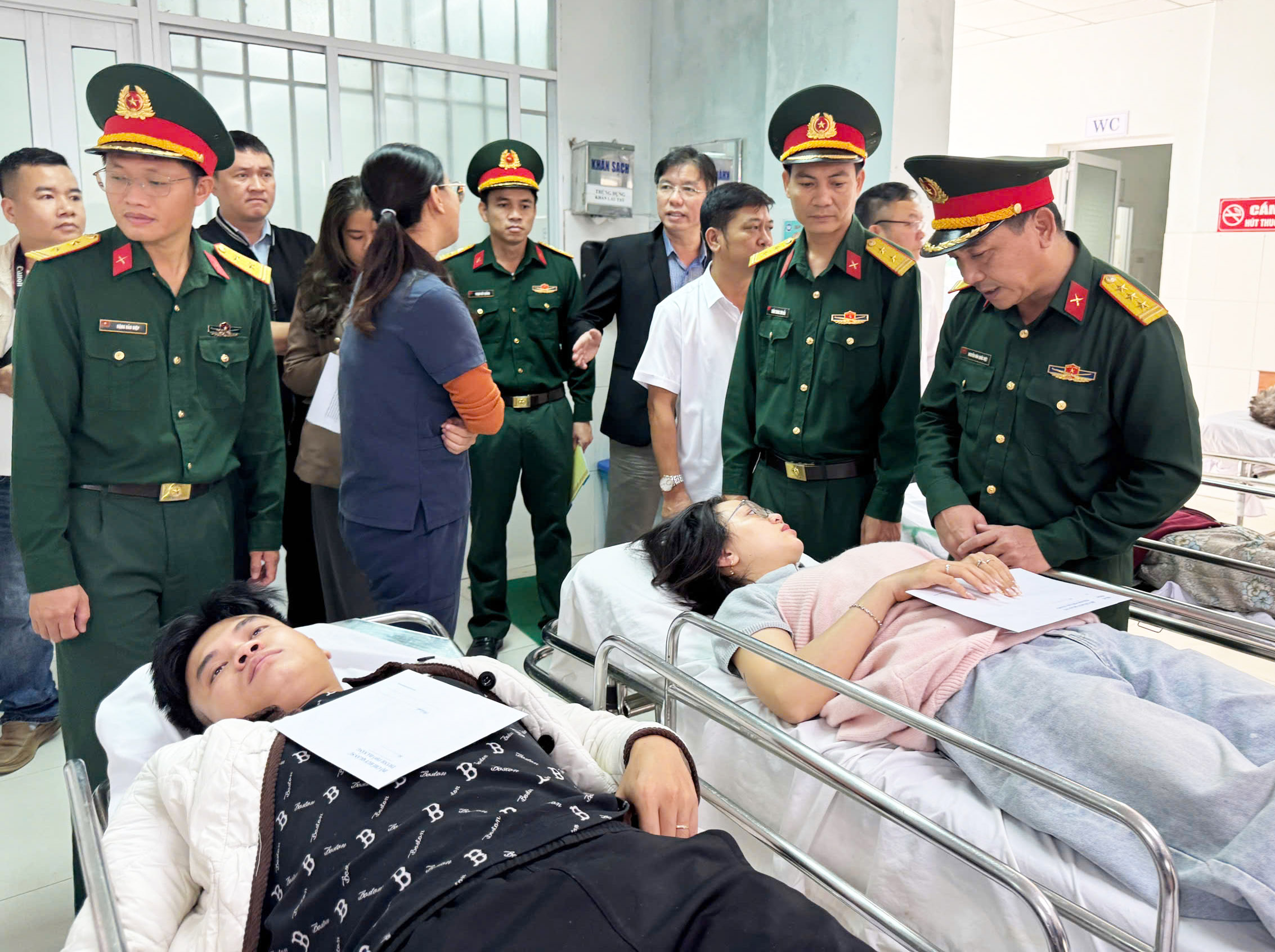 岘港高速公路上客车与牵引车事故中幸存者的叙述