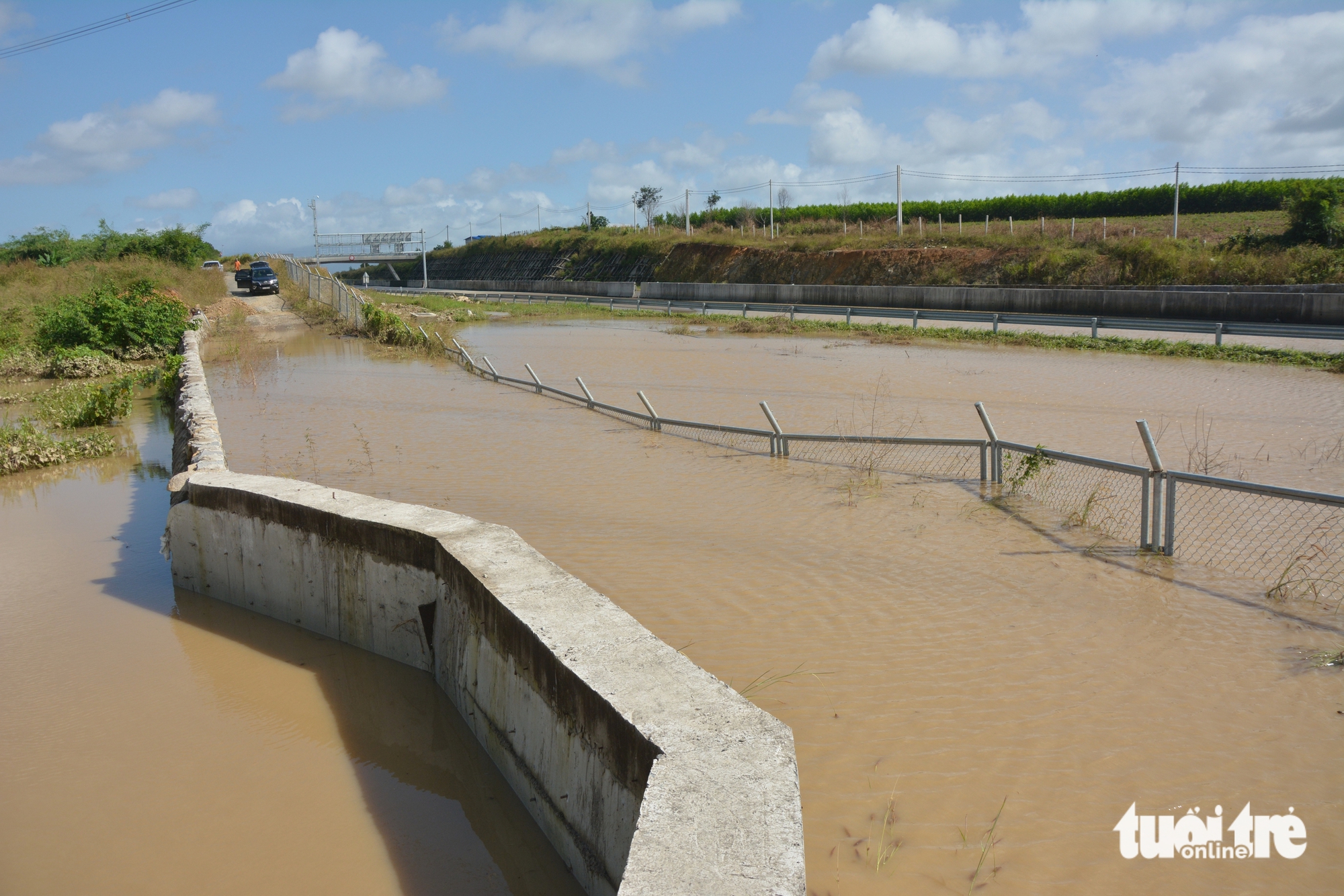 潘切-油吉高速公路防淹泵在洪水中淹没的图像