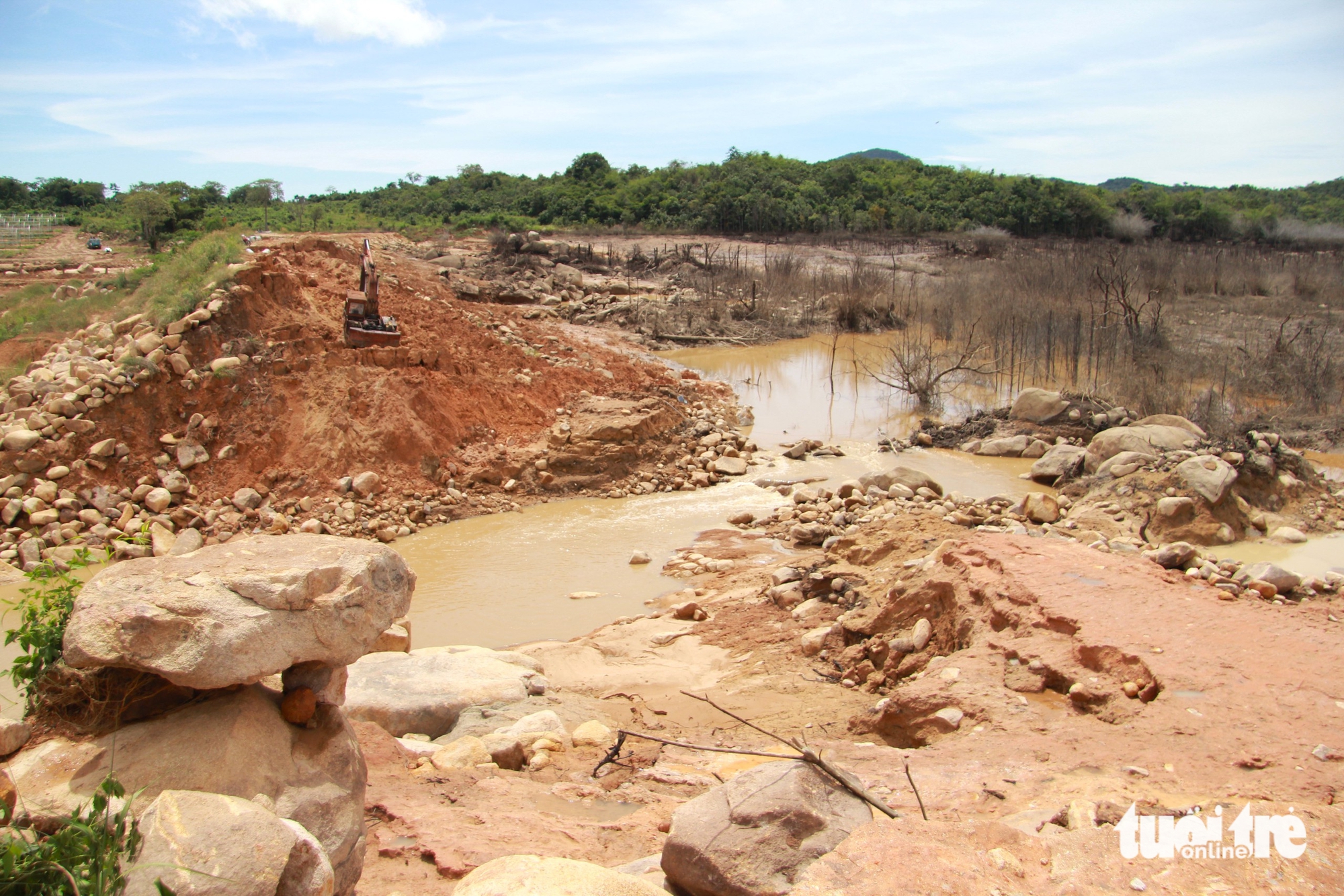 近距离观察山上水库溃坝摧毁农作物和民宅