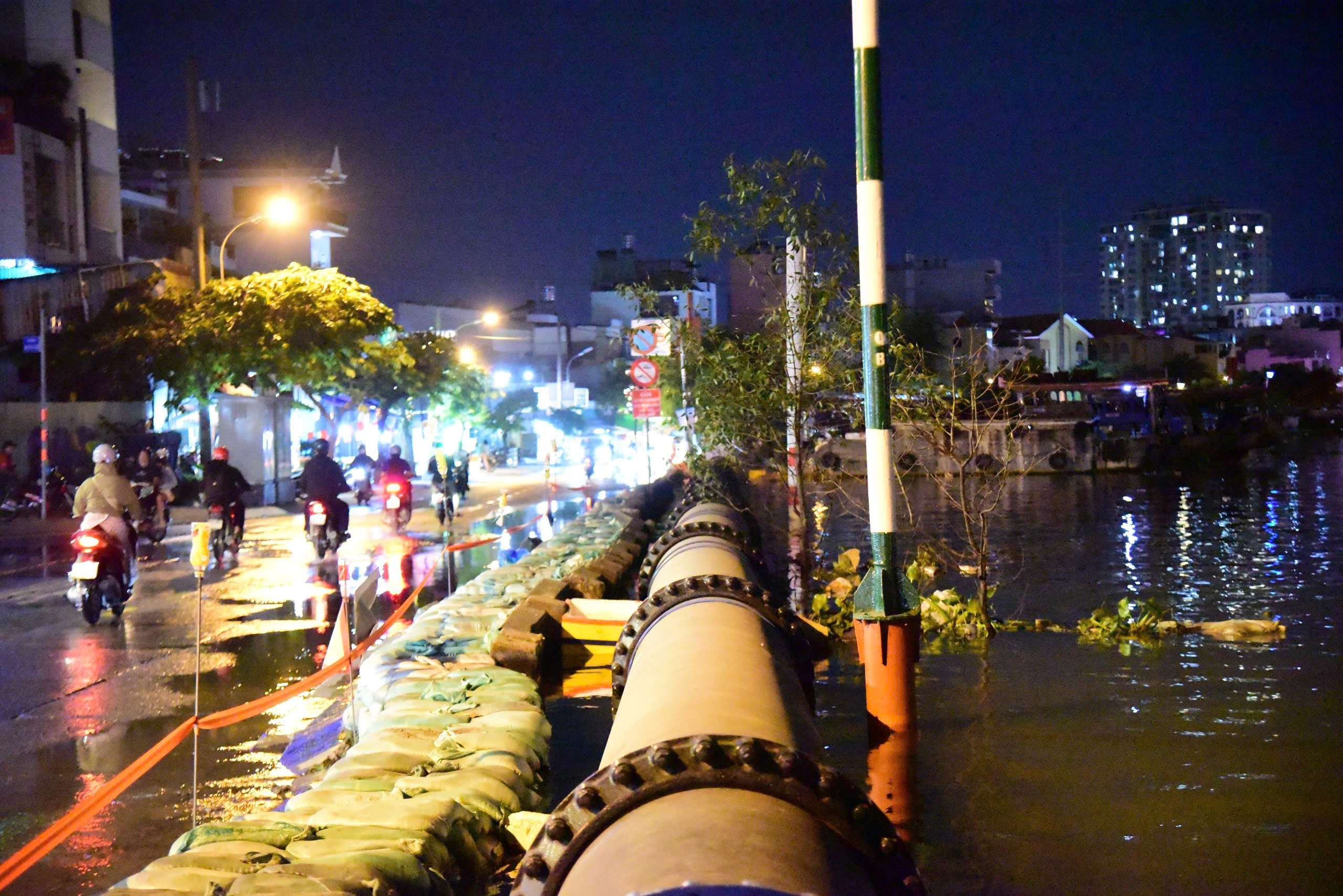 在潮汐期间用沙袋阻挡特河洪水涌入陈春算路